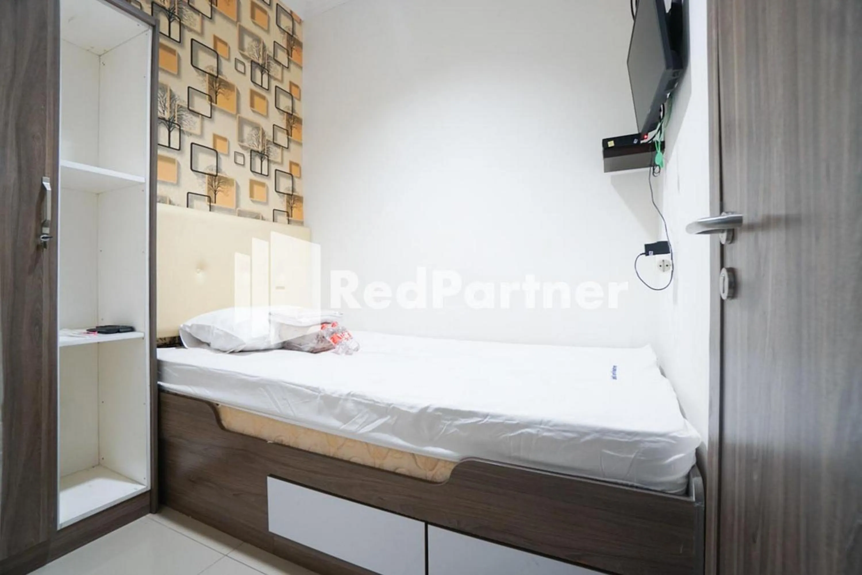 Bedroom, Bed in Eascot Hotel Mitra RedDoorz