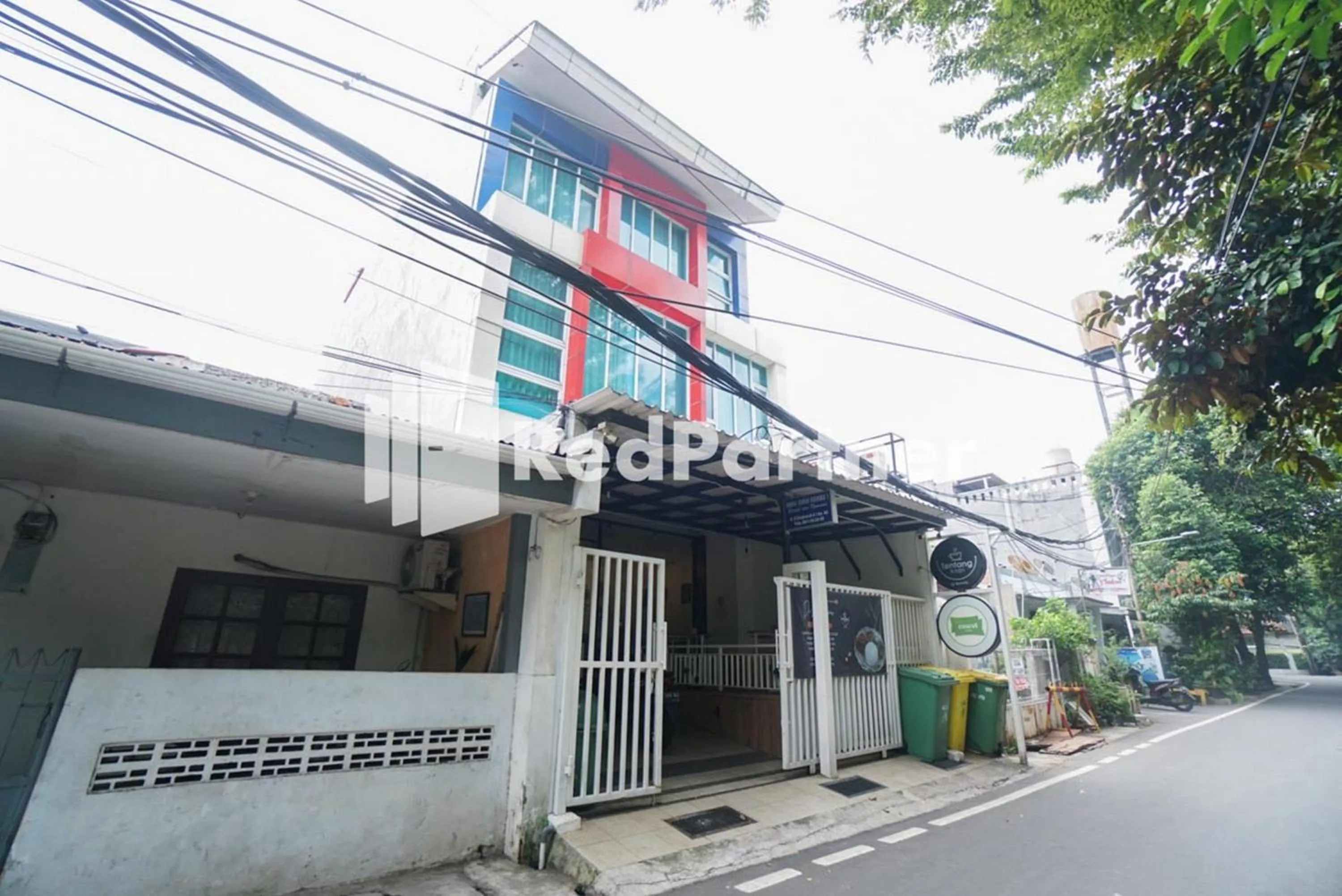 Property building in Eascot Hotel Mitra RedDoorz