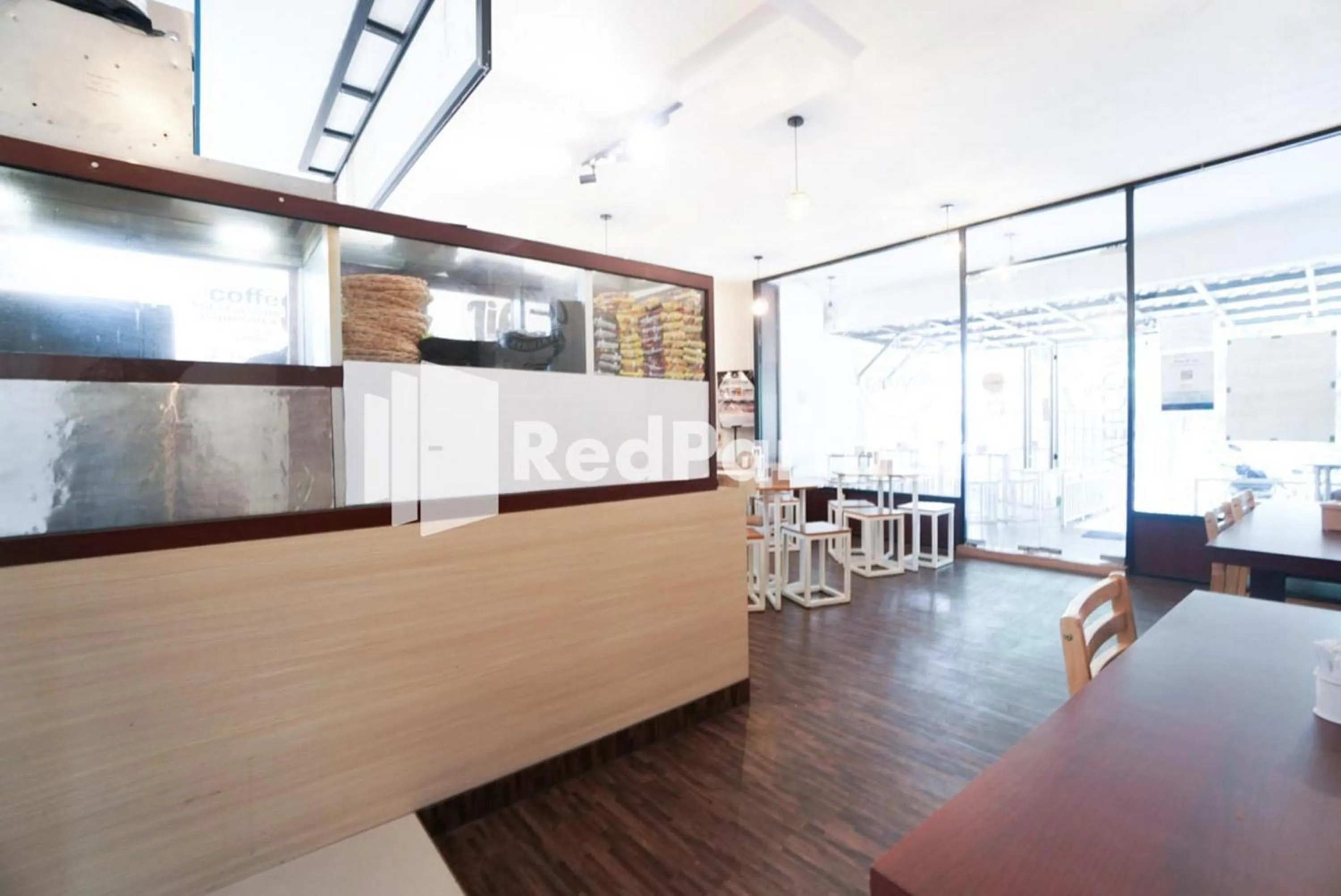 Restaurant/places to eat in Eascot Hotel Mitra RedDoorz