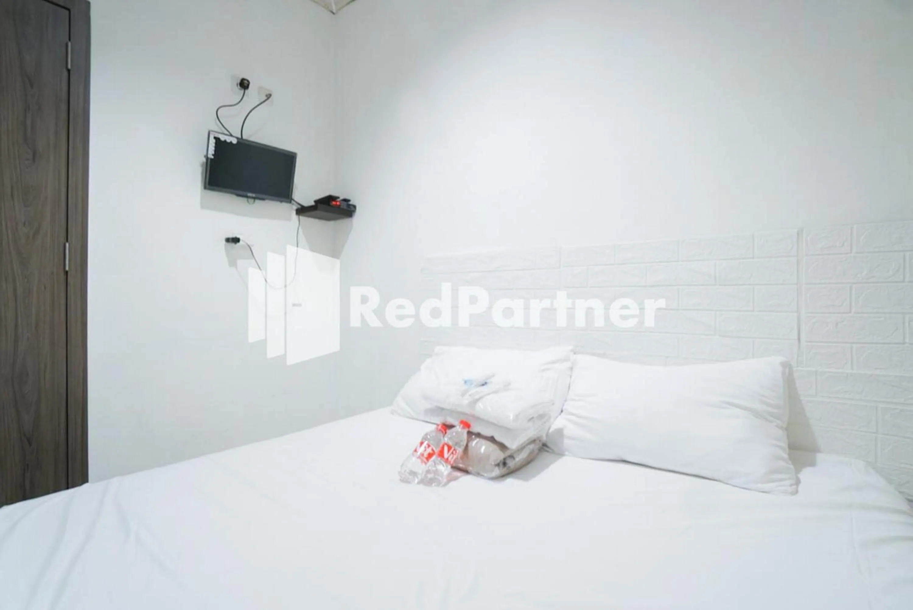 Bedroom, Bed in Eascot Hotel Mitra RedDoorz