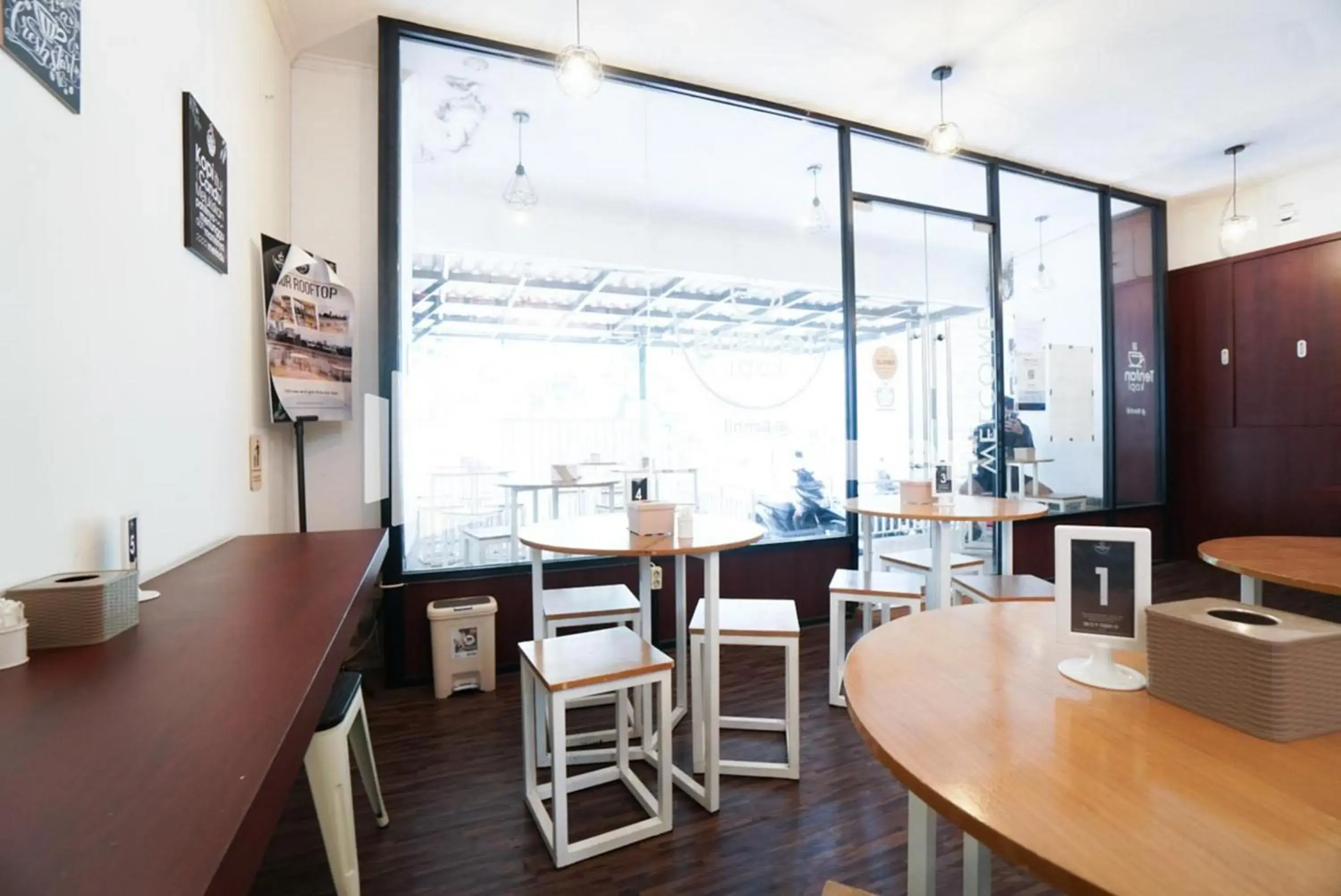 Restaurant/places to eat in Eascot Hotel Mitra RedDoorz Restaurant/places to eat in Eascot Hotel Mitra RedDoorz