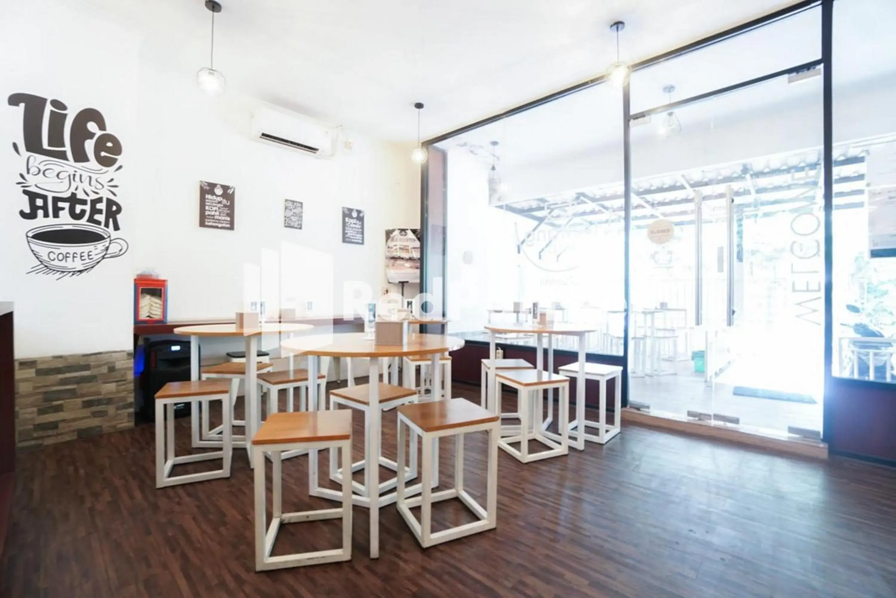 Restaurant/places to eat in Eascot Hotel Mitra RedDoorz Restaurant/places to eat in Eascot Hotel Mitra RedDoorz