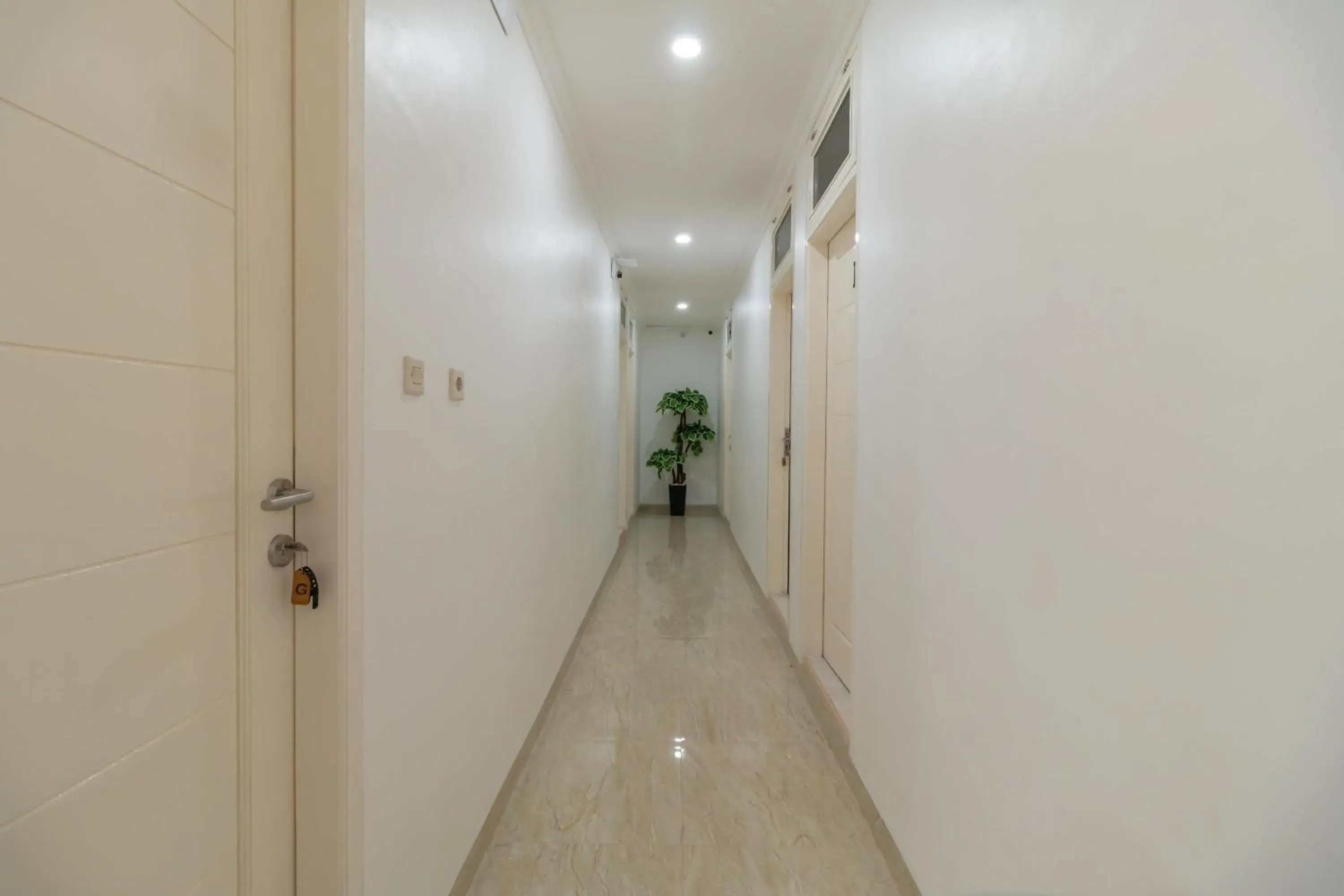 Facade/entrance in RedDoorz Syariah near Summarecon Mall Bekasi Facade/entrance in RedDoorz Syariah near Summarecon Mall Bekasi