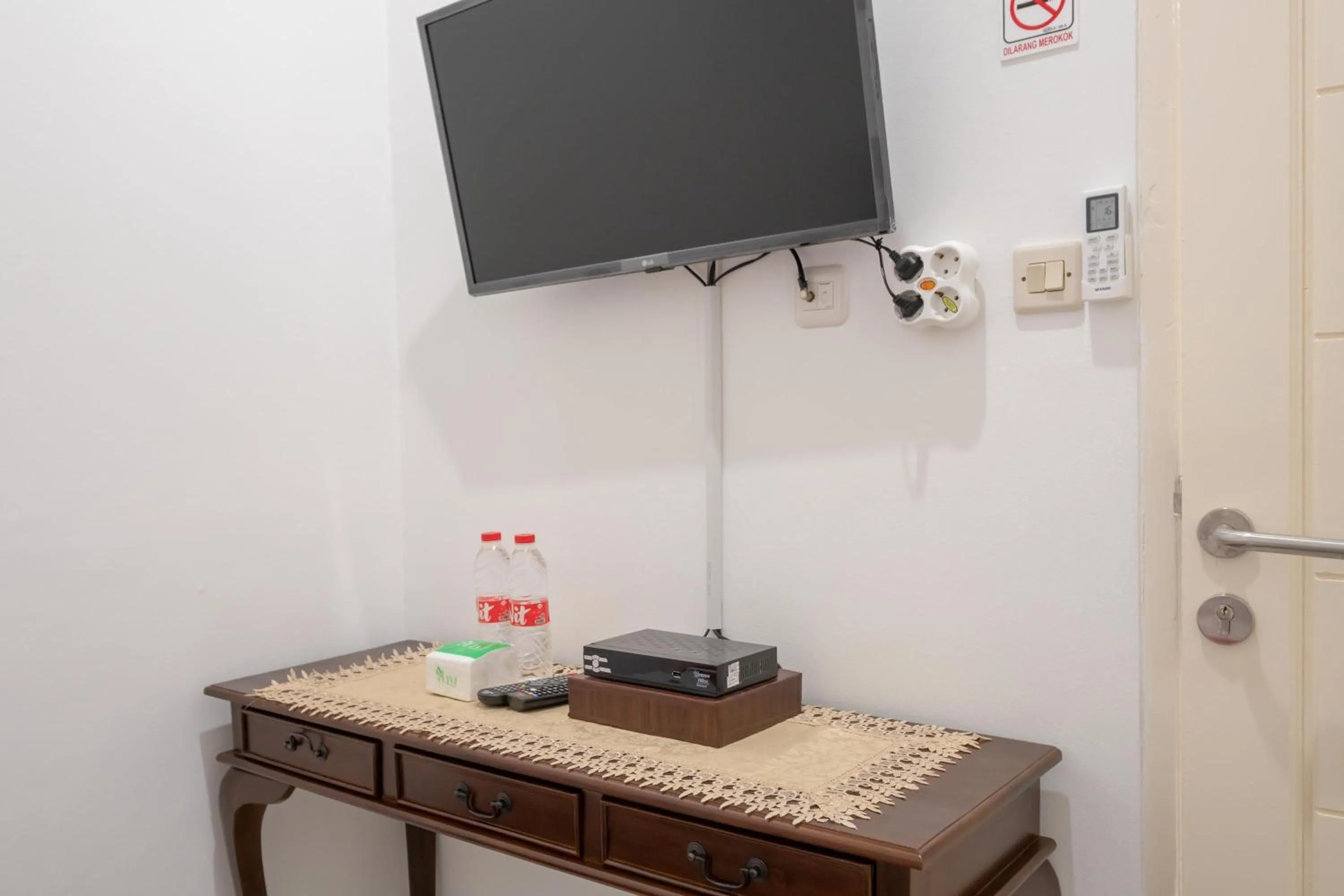 RedDoorz Syariah near Summarecon Mall Bekasi