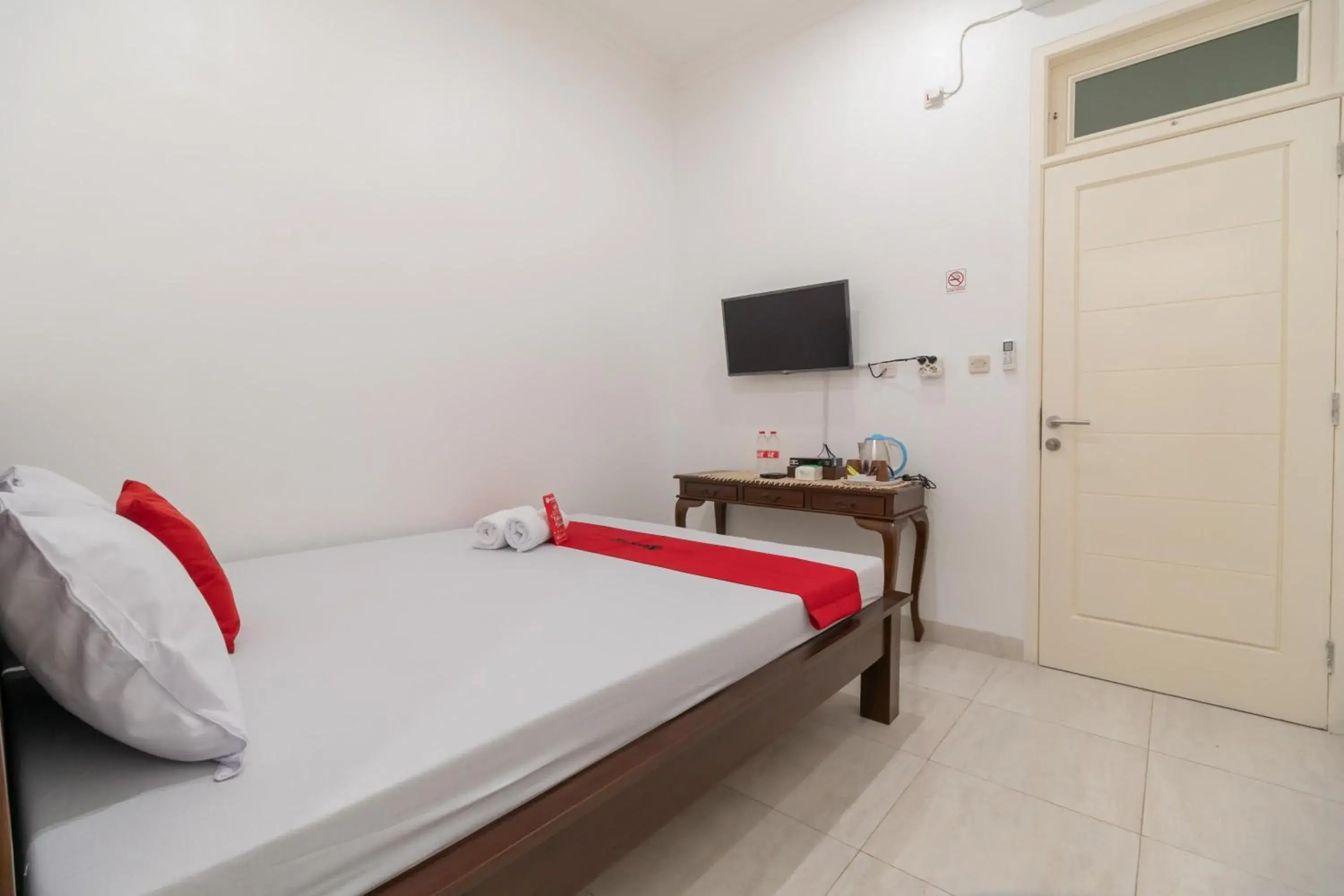 Bed in RedDoorz Syariah near Summarecon Mall Bekasi Bed in RedDoorz Syariah near Summarecon Mall Bekasi
