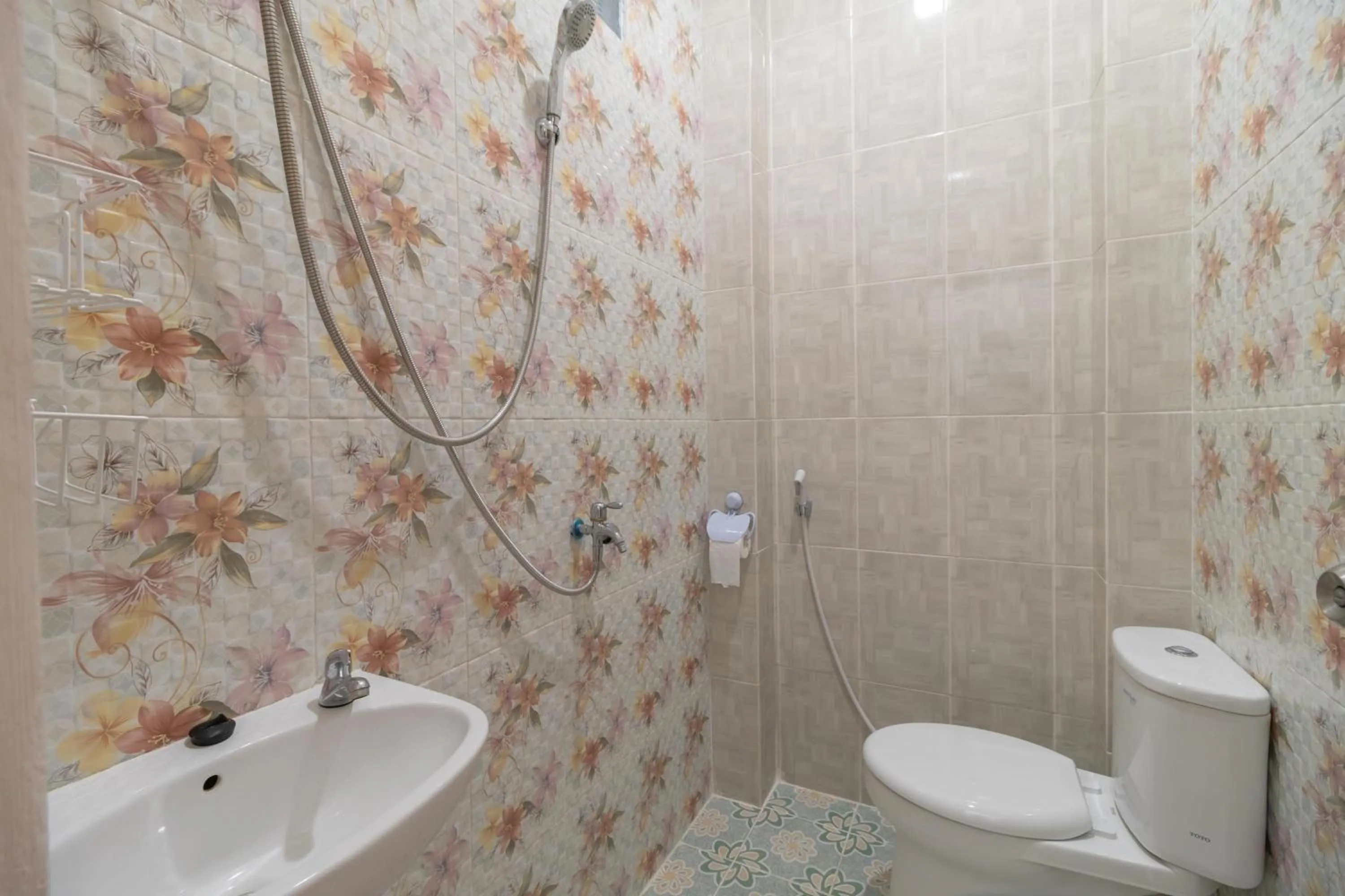 Bathroom in RedDoorz Syariah near Summarecon Mall Bekasi