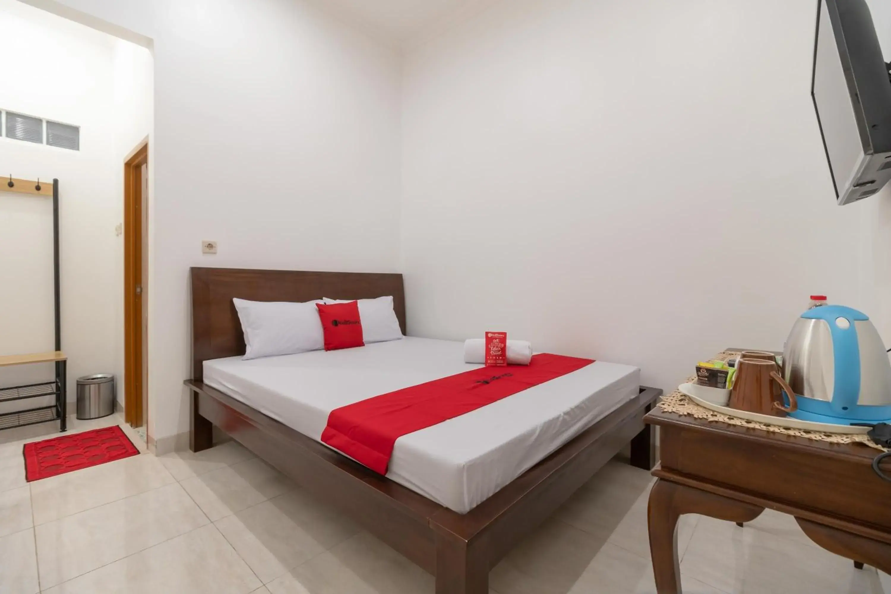 Bed in RedDoorz Syariah near Summarecon Mall Bekasi Bed in RedDoorz Syariah near Summarecon Mall Bekasi