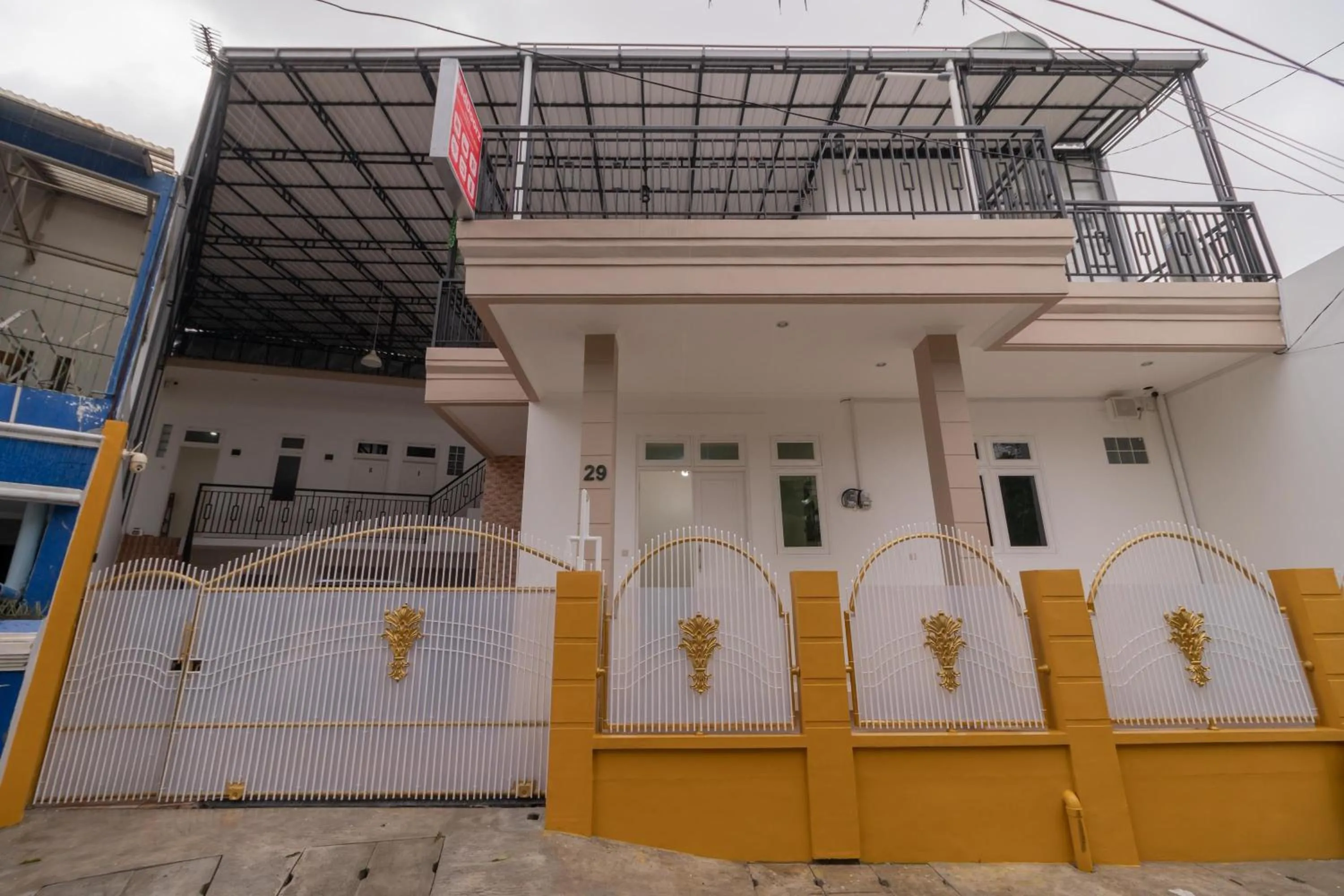 Property building in RedDoorz Syariah near Summarecon Mall Bekasi