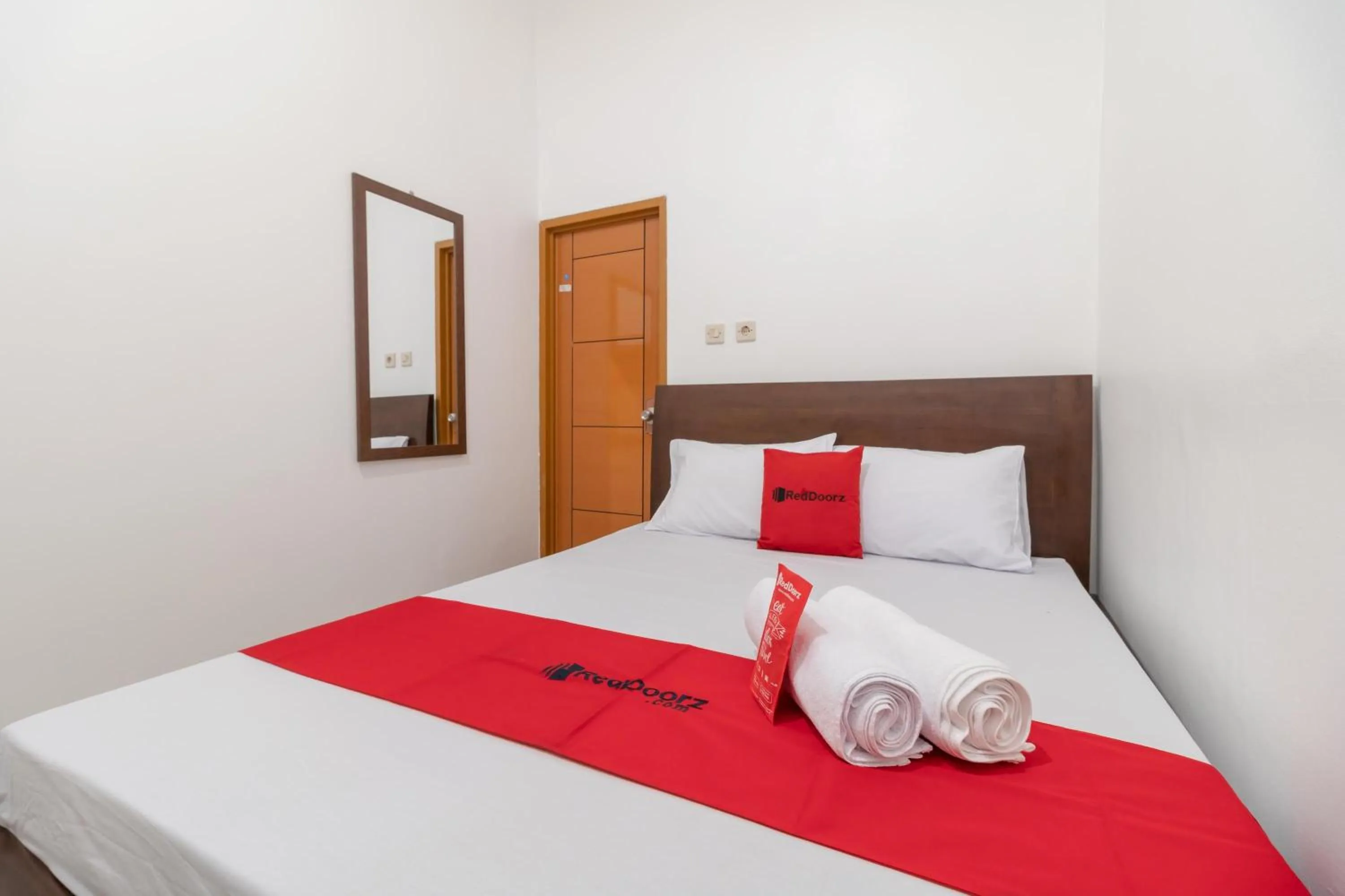 Bed in RedDoorz Syariah near Summarecon Mall Bekasi