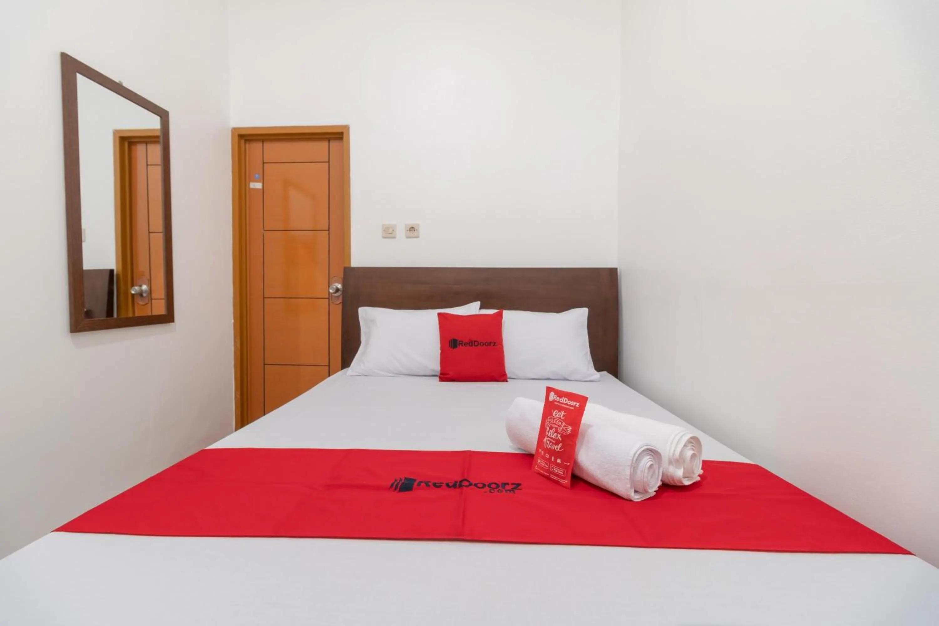Bed in RedDoorz Syariah near Summarecon Mall Bekasi