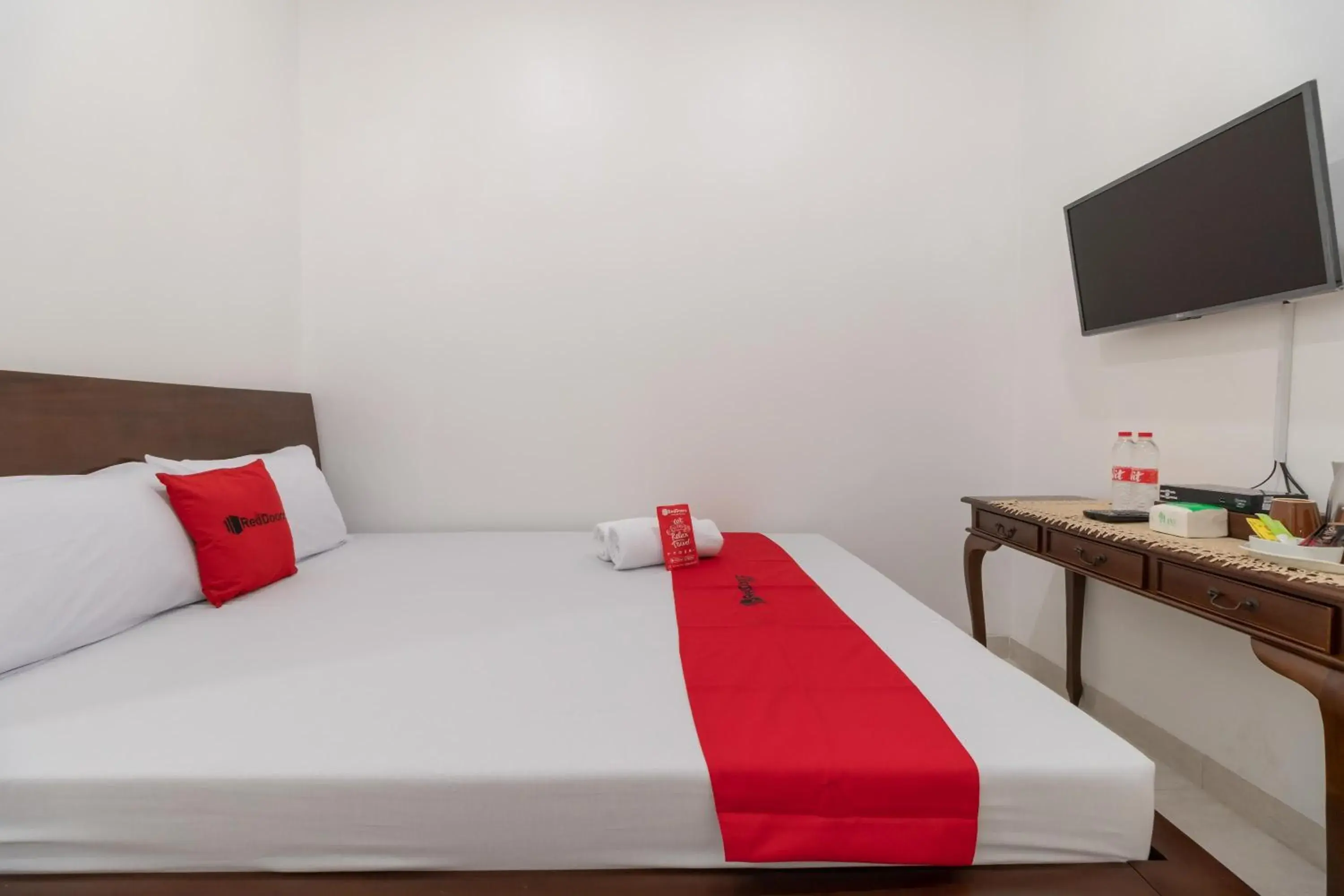 Bed in RedDoorz Syariah near Summarecon Mall Bekasi Bed in RedDoorz Syariah near Summarecon Mall Bekasi