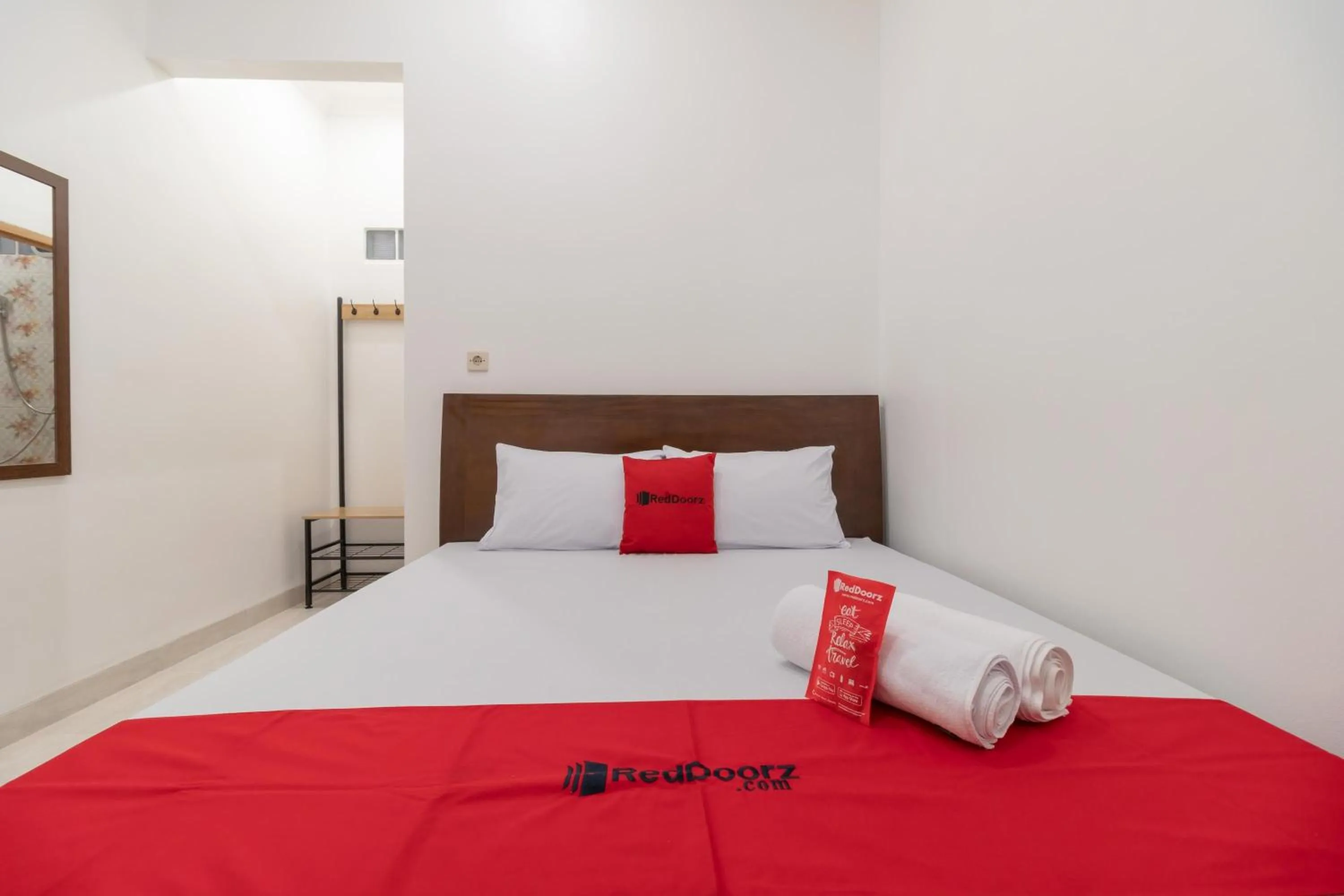 Bed in RedDoorz Syariah near Summarecon Mall Bekasi