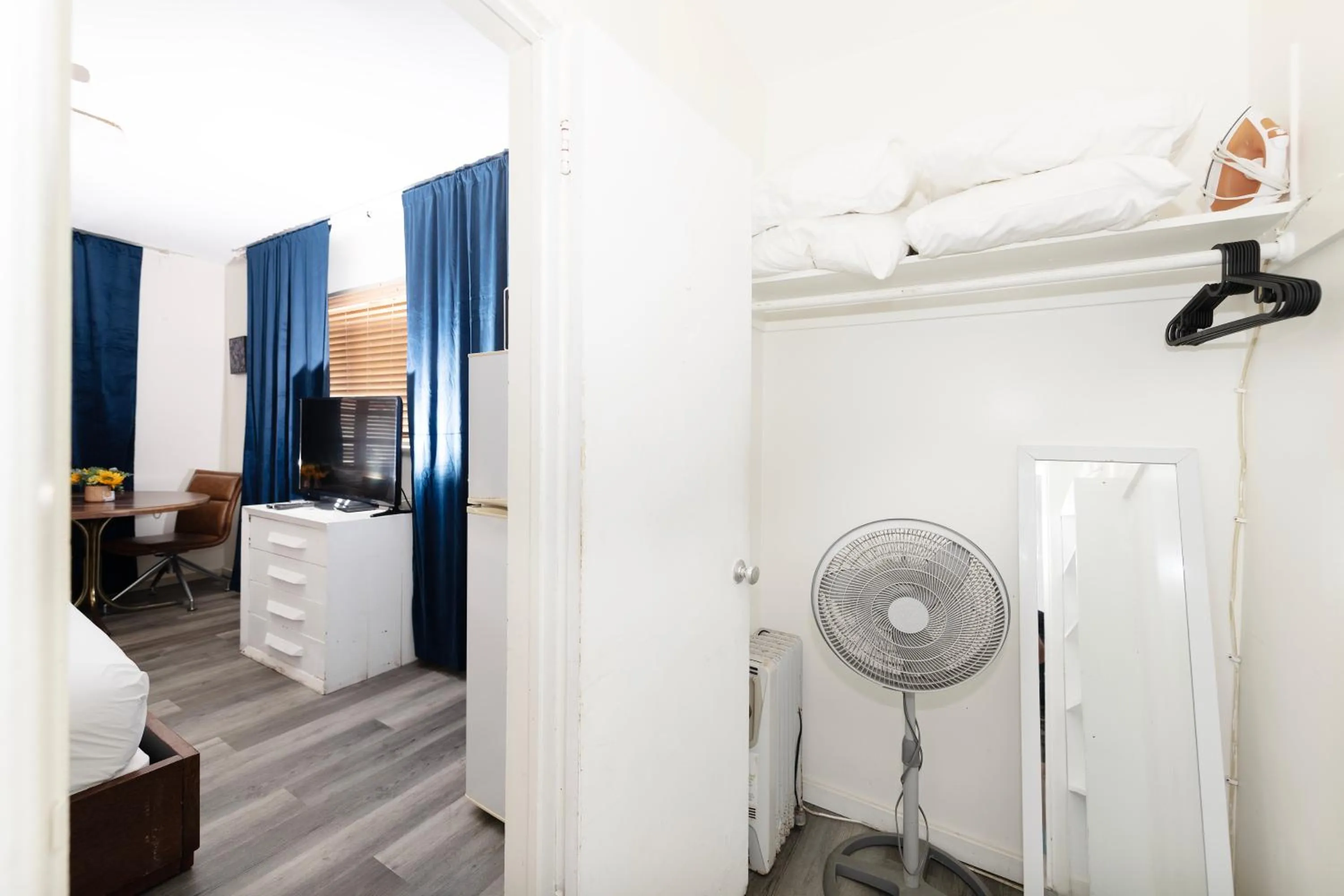 wardrobe in Tropic Isle Hotel & Apartment