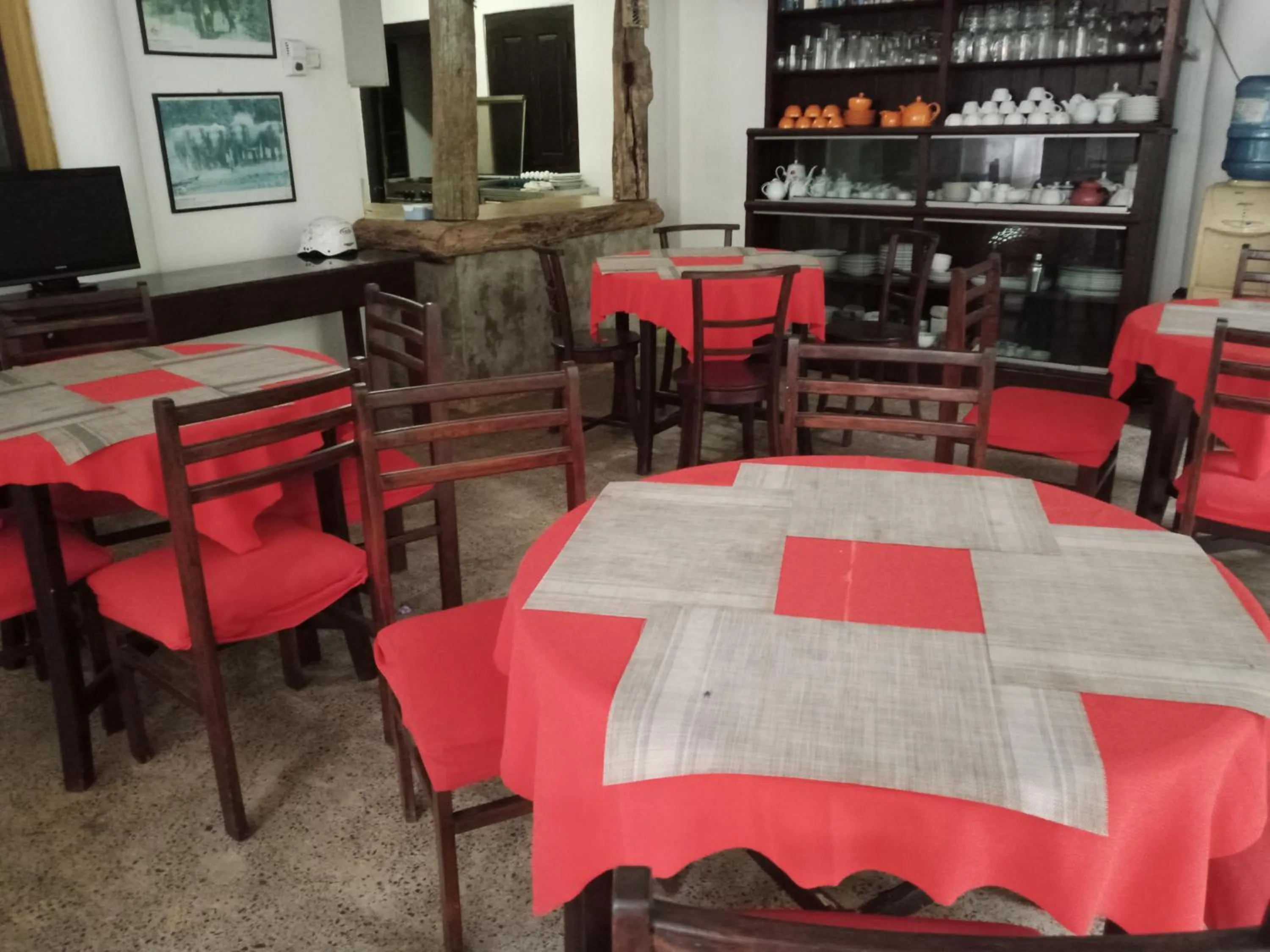 Restaurant/places to eat in Manidi Villa