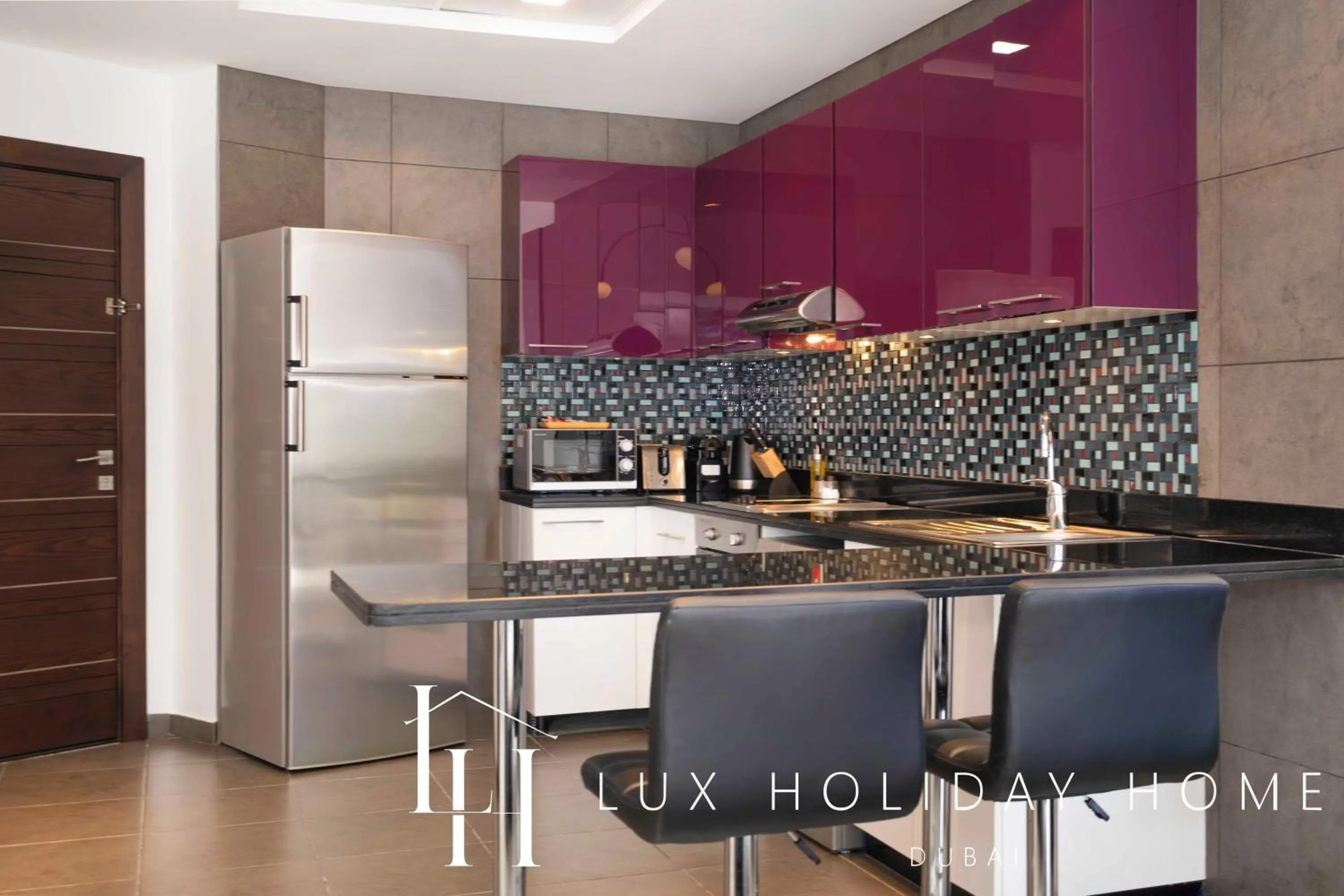 Kitchen or kitchenette in LUX The Cayan Superior Suite 2, Dubai Marina