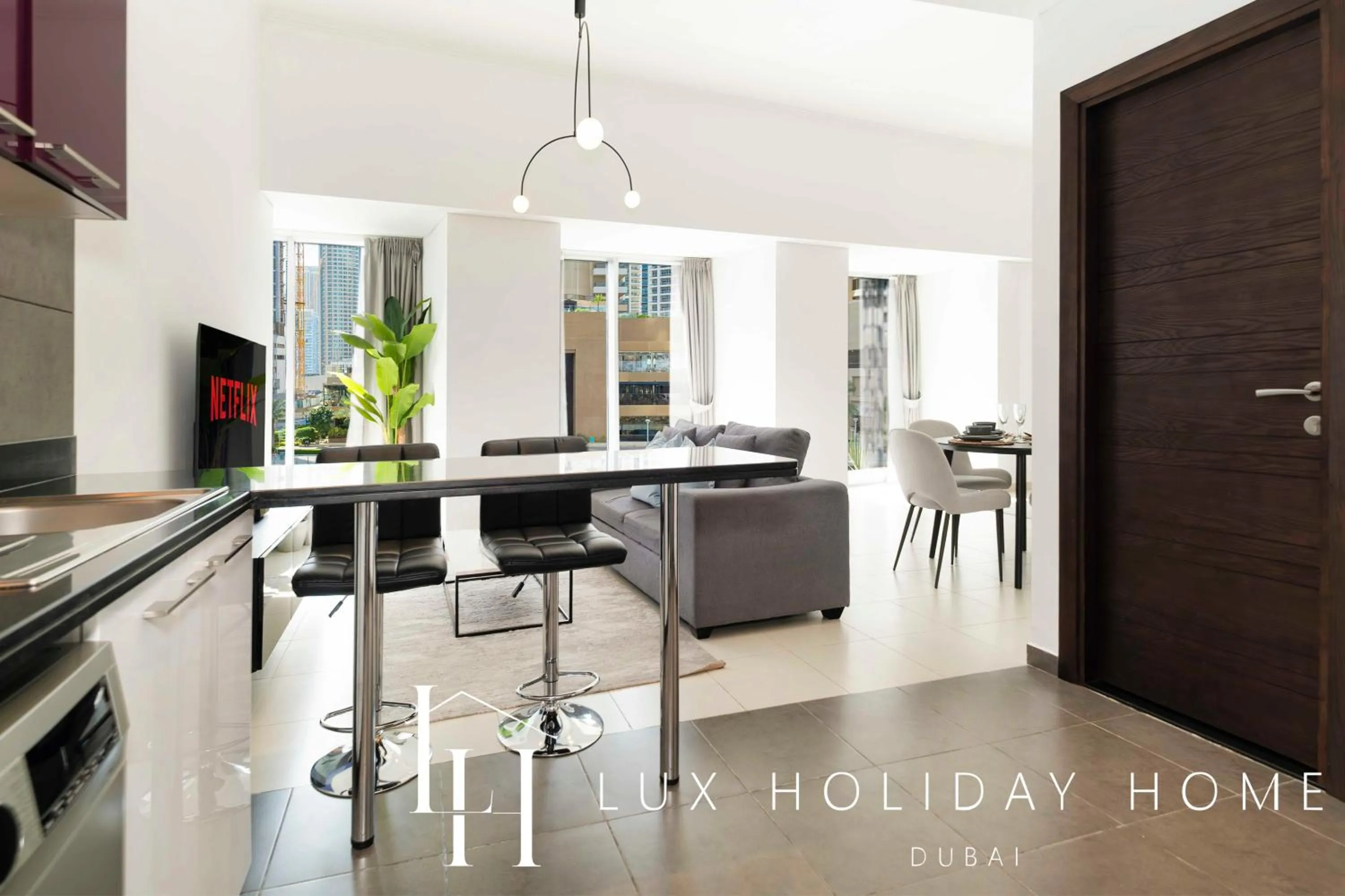 Kitchen or kitchenette in LUX The Cayan Superior Suite 2, Dubai Marina