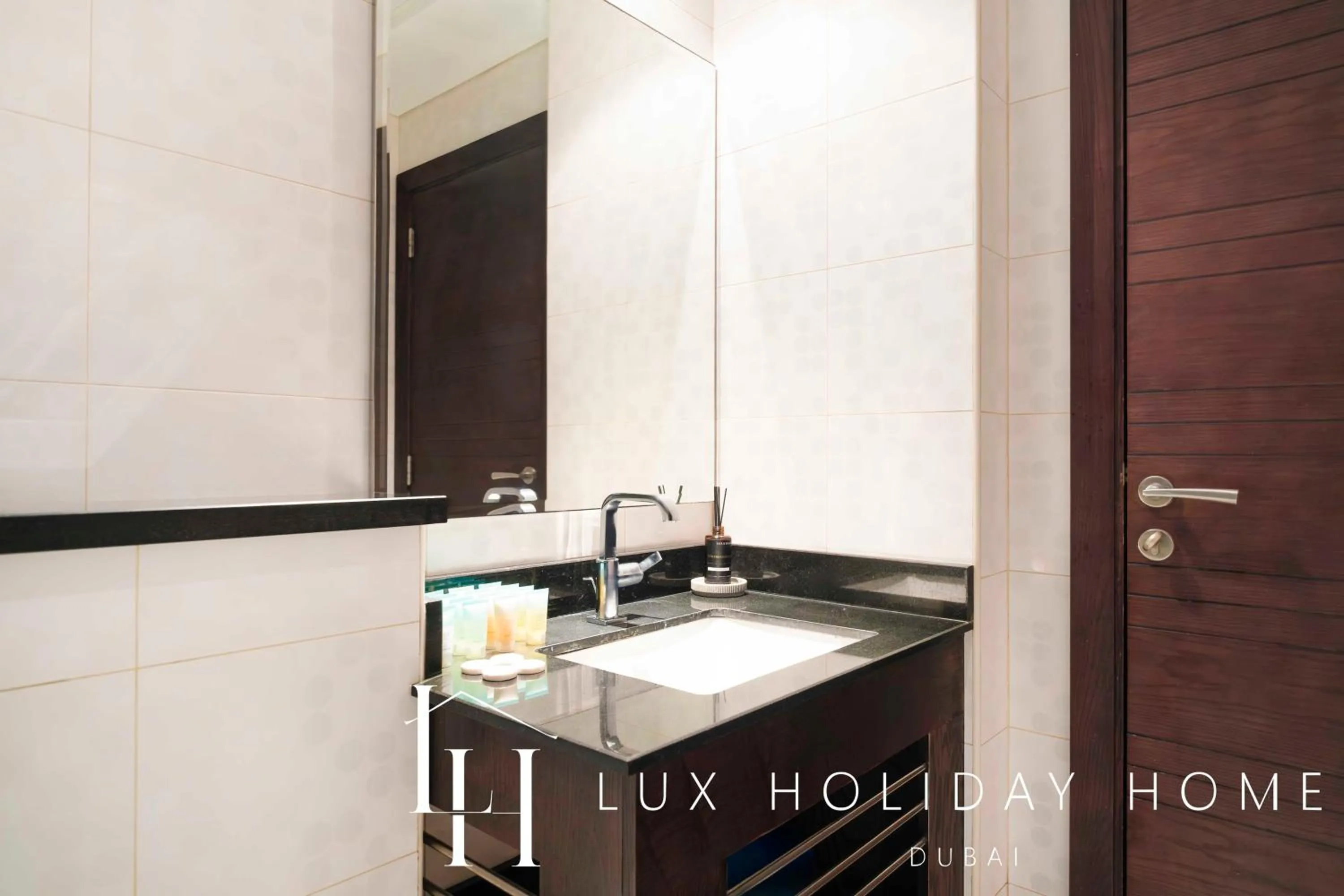 Bathroom in LUX The Cayan Superior Suite 2, Dubai Marina