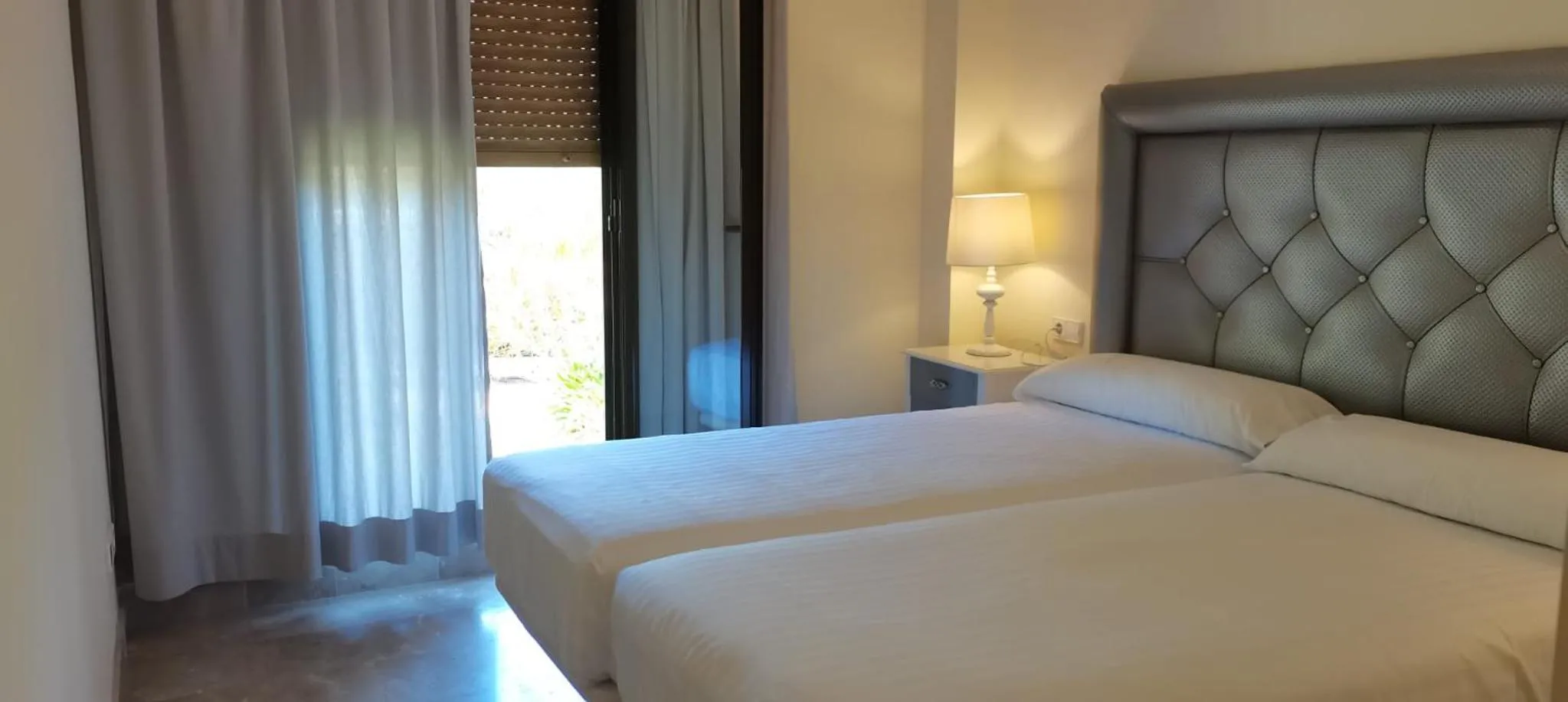Apartamento espacioso muy tranquilo con piscinas y jardines cercano a la playa