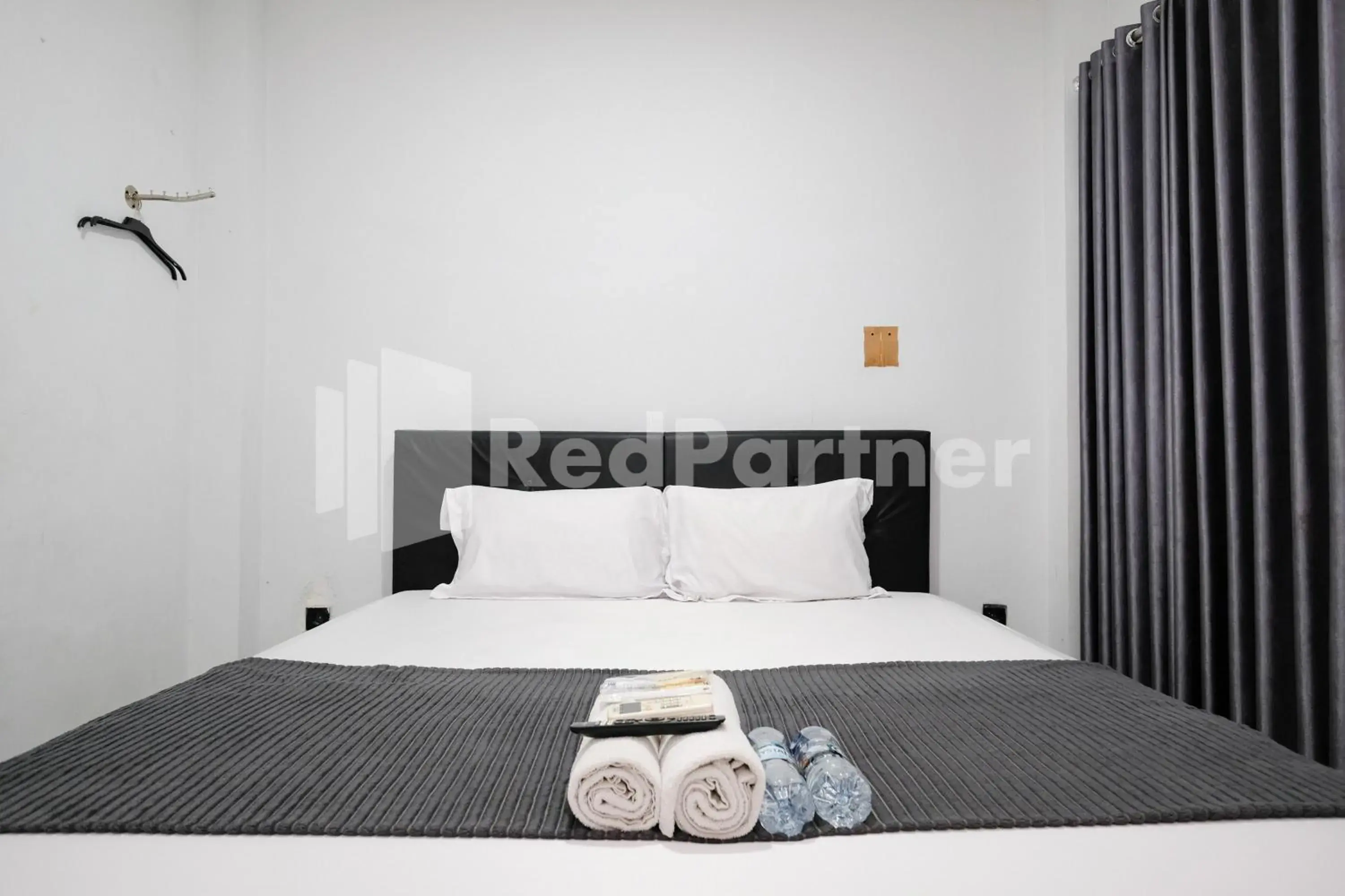 Standard Double Room in Aster Triplets Guest House JCM Mitra RedDoorz Standard Double Room in Aster Triplets Guest House JCM Mitra RedDoorz
