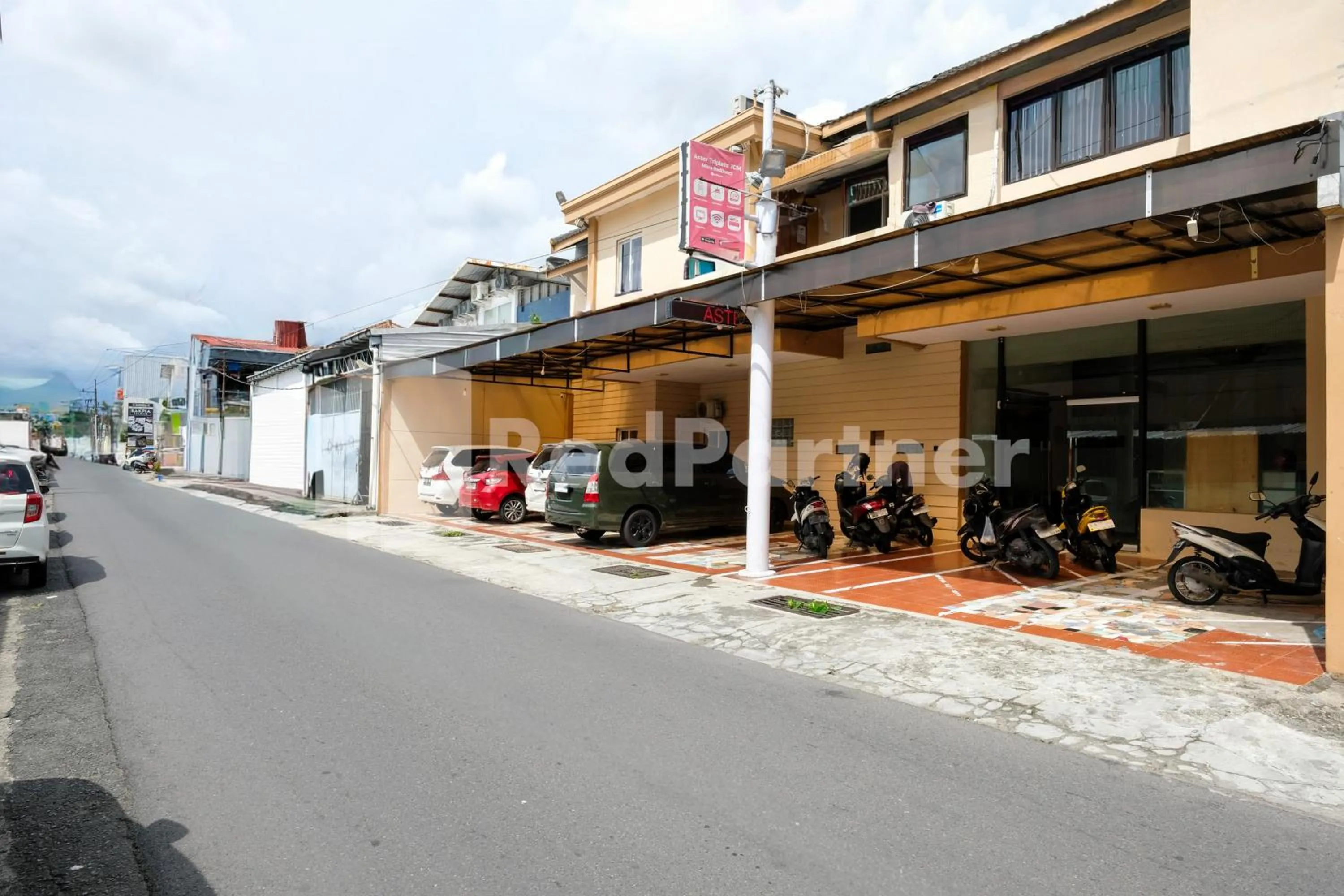 Aster Triplets Guest House JCM Mitra RedDoorz