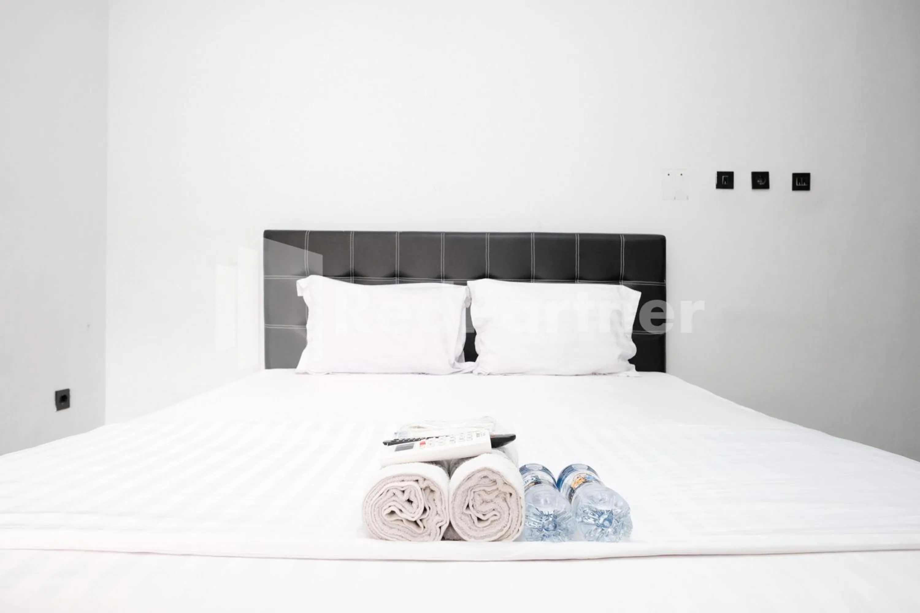 Superior Double Room in Aster Triplets Guest House JCM Mitra RedDoorz