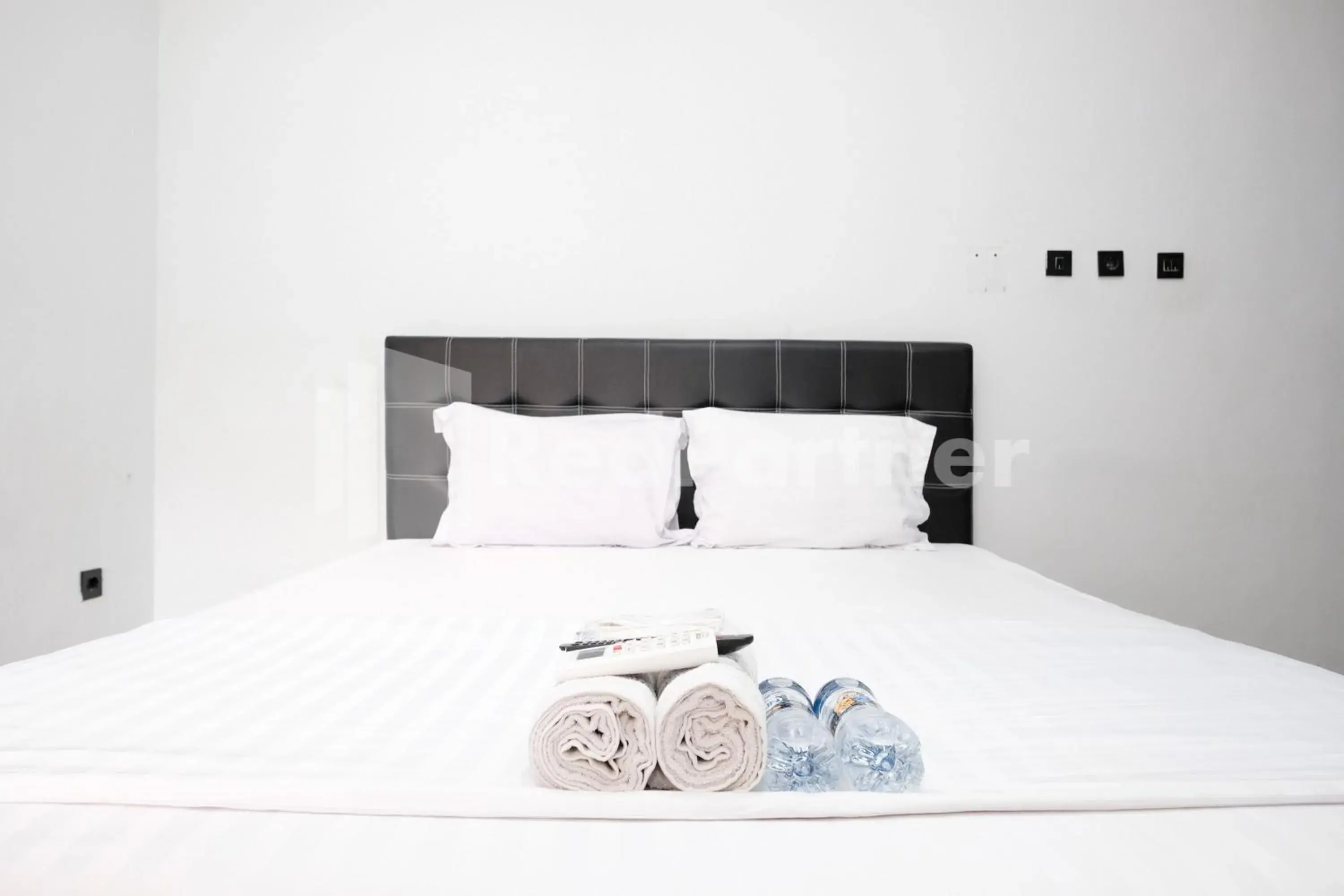 Superior Double Room in Aster Triplets Guest House JCM Mitra RedDoorz Superior Double Room in Aster Triplets Guest House JCM Mitra RedDoorz