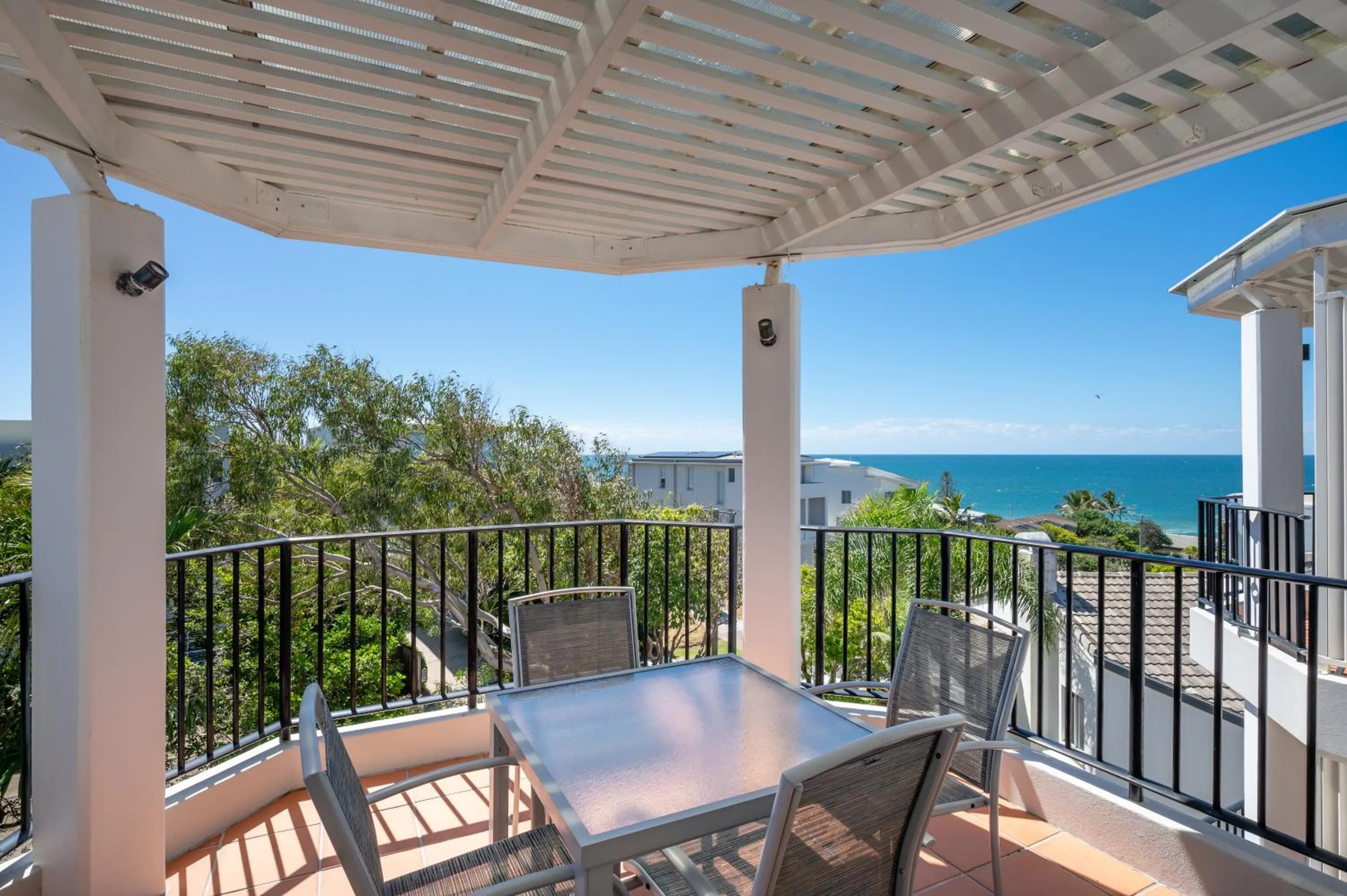Cosy apartment with ocean views, Sunshine Beach