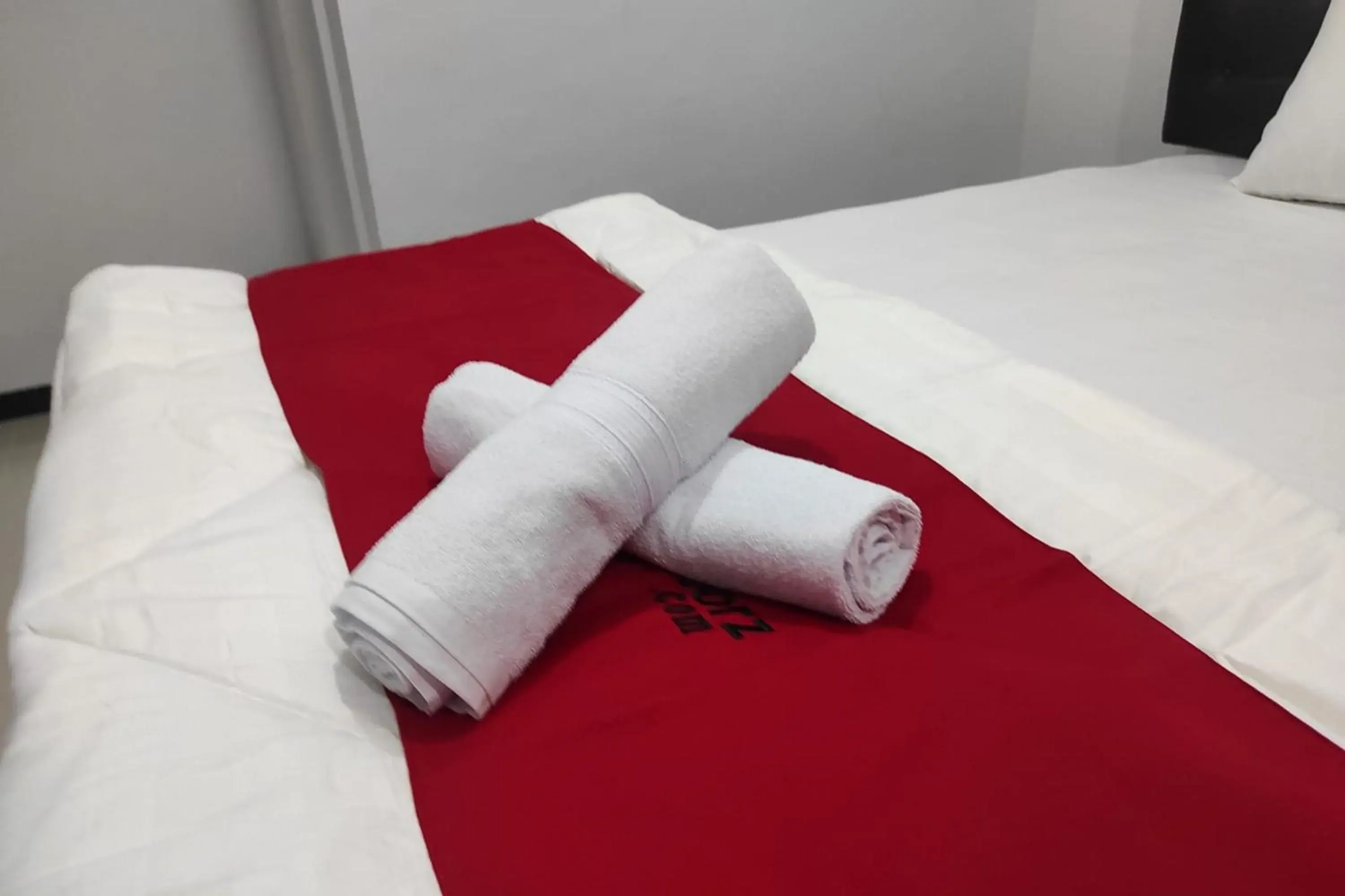 Twin Room in RedDoorz Syariah near Alun Alun Purwokerto 2 Twin Room in RedDoorz Syariah near Alun Alun Purwokerto 2