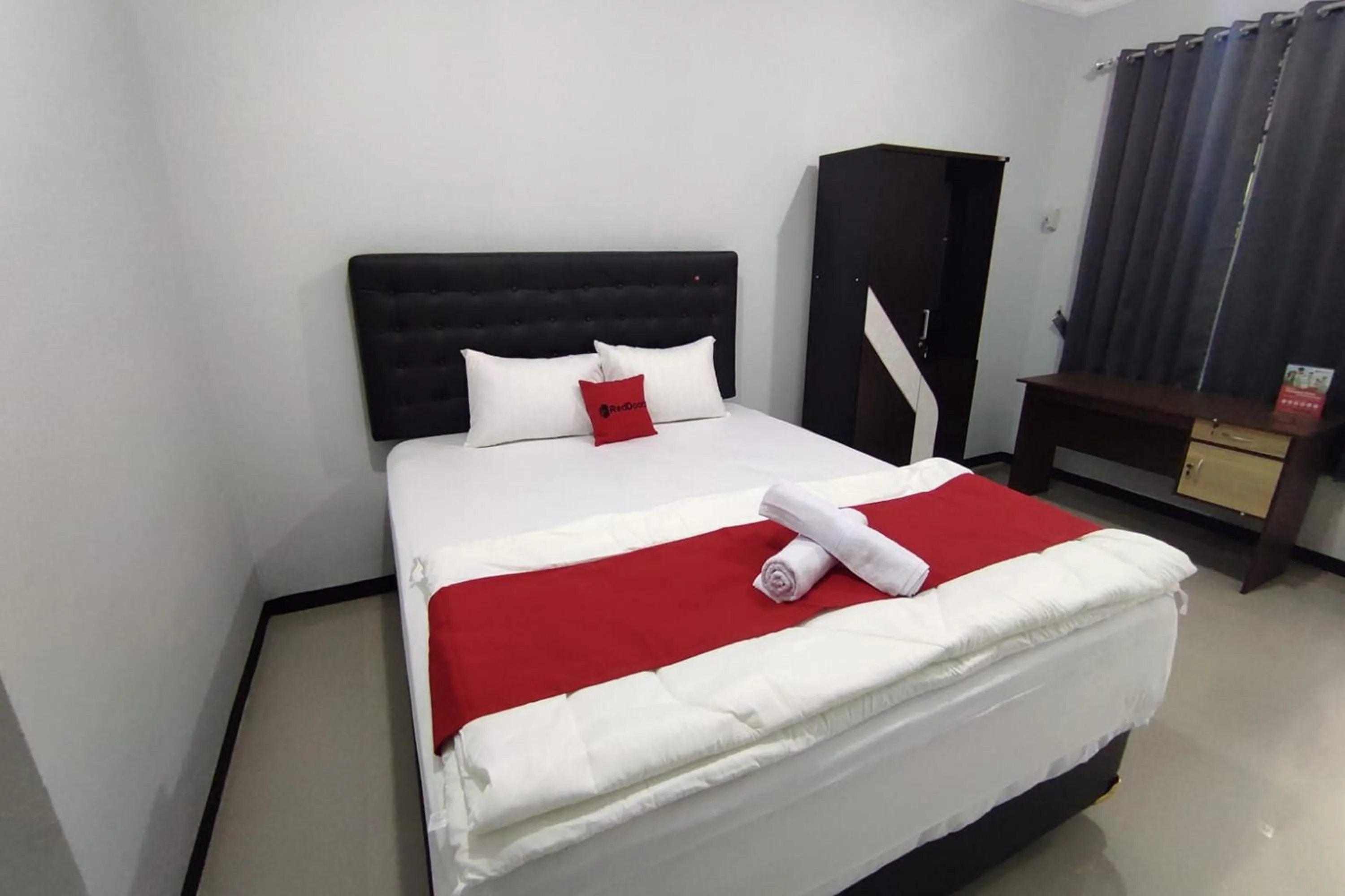 Bed in RedDoorz Syariah near Alun Alun Purwokerto 2