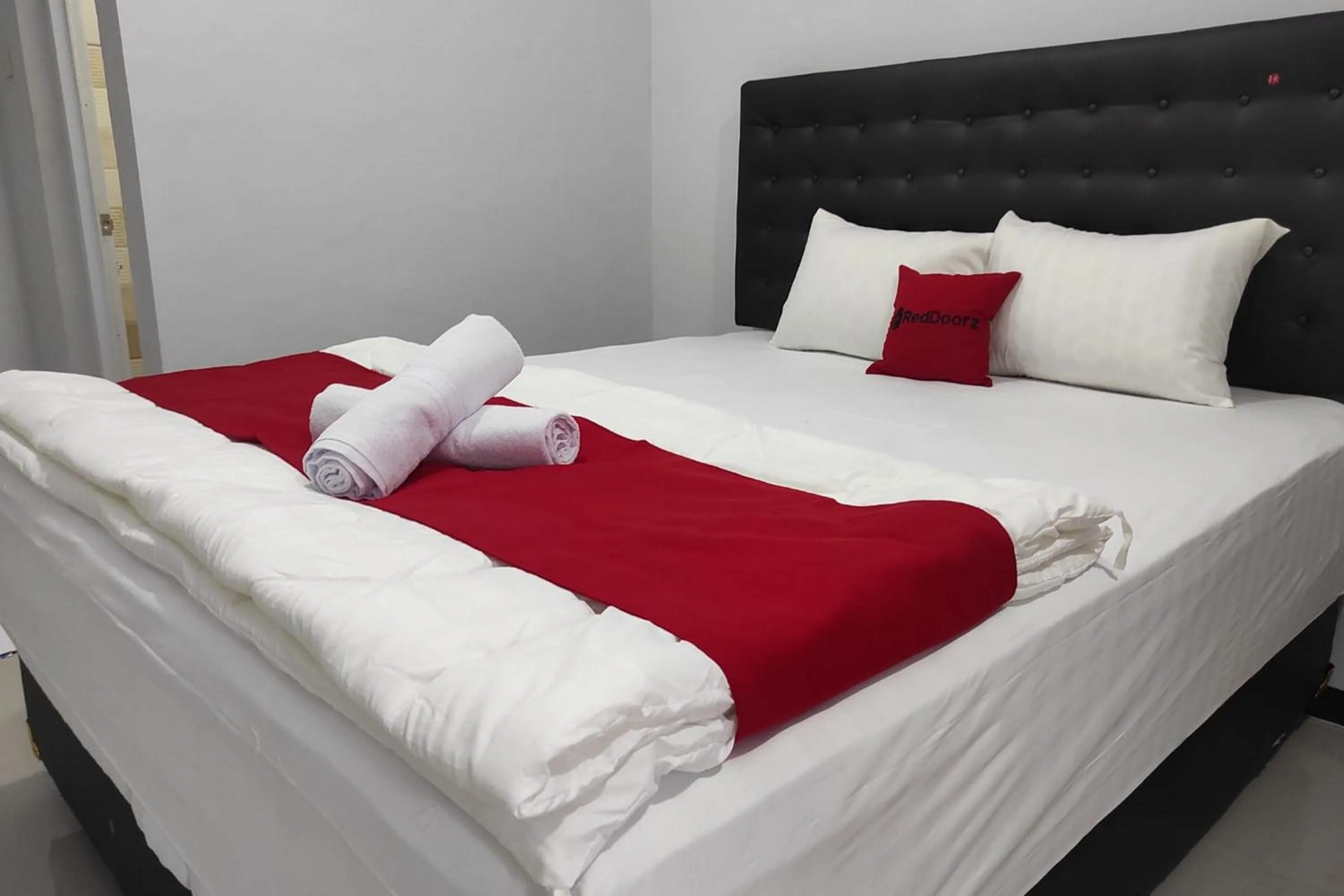 Bed in RedDoorz Syariah near Alun Alun Purwokerto 2