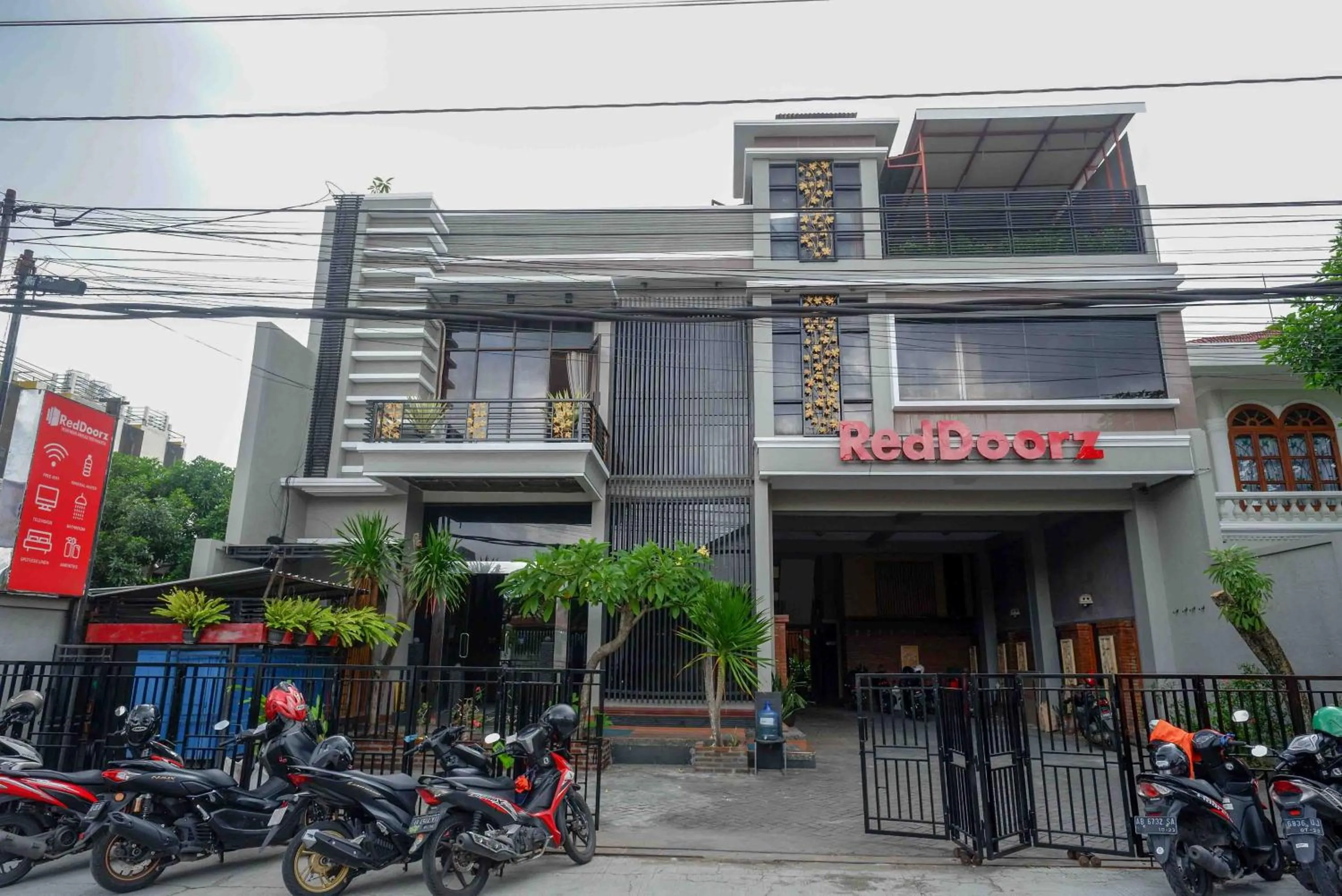 Property building in RedDoorz Plus near Amplaz Yogyakarta