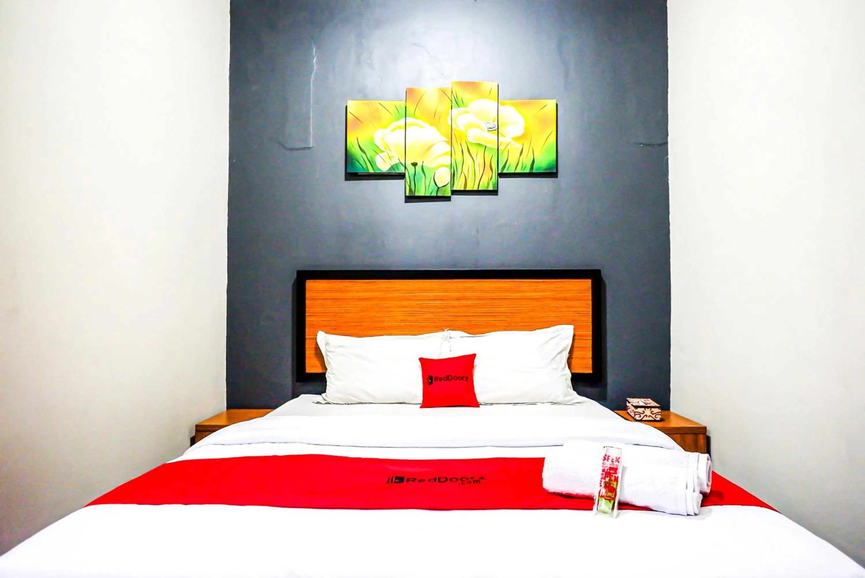 Bedroom, Bed in RedDoorz Plus near Amplaz Yogyakarta