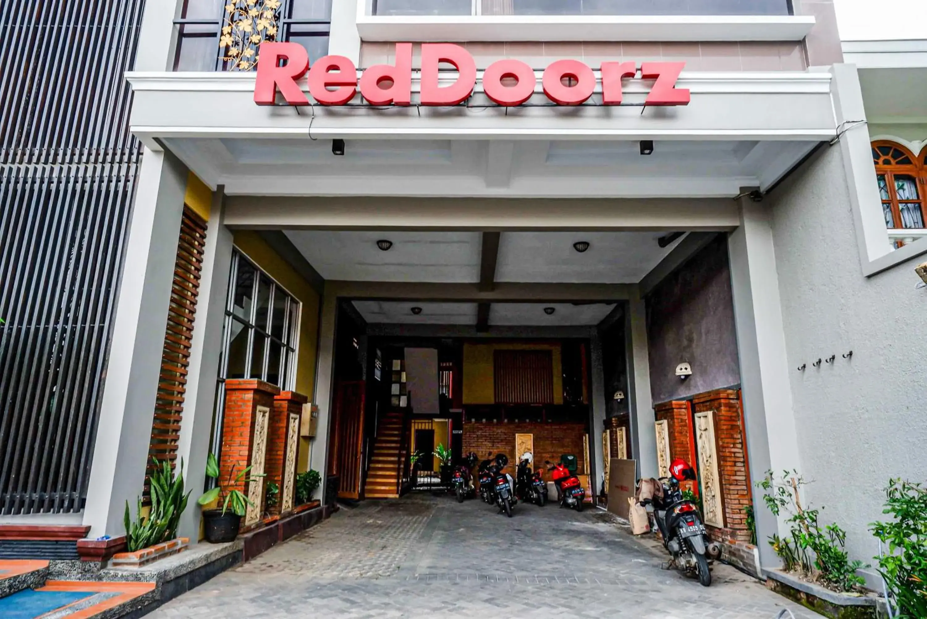 Facade/entrance in RedDoorz Plus near Amplaz Yogyakarta Facade/entrance in RedDoorz Plus near Amplaz Yogyakarta