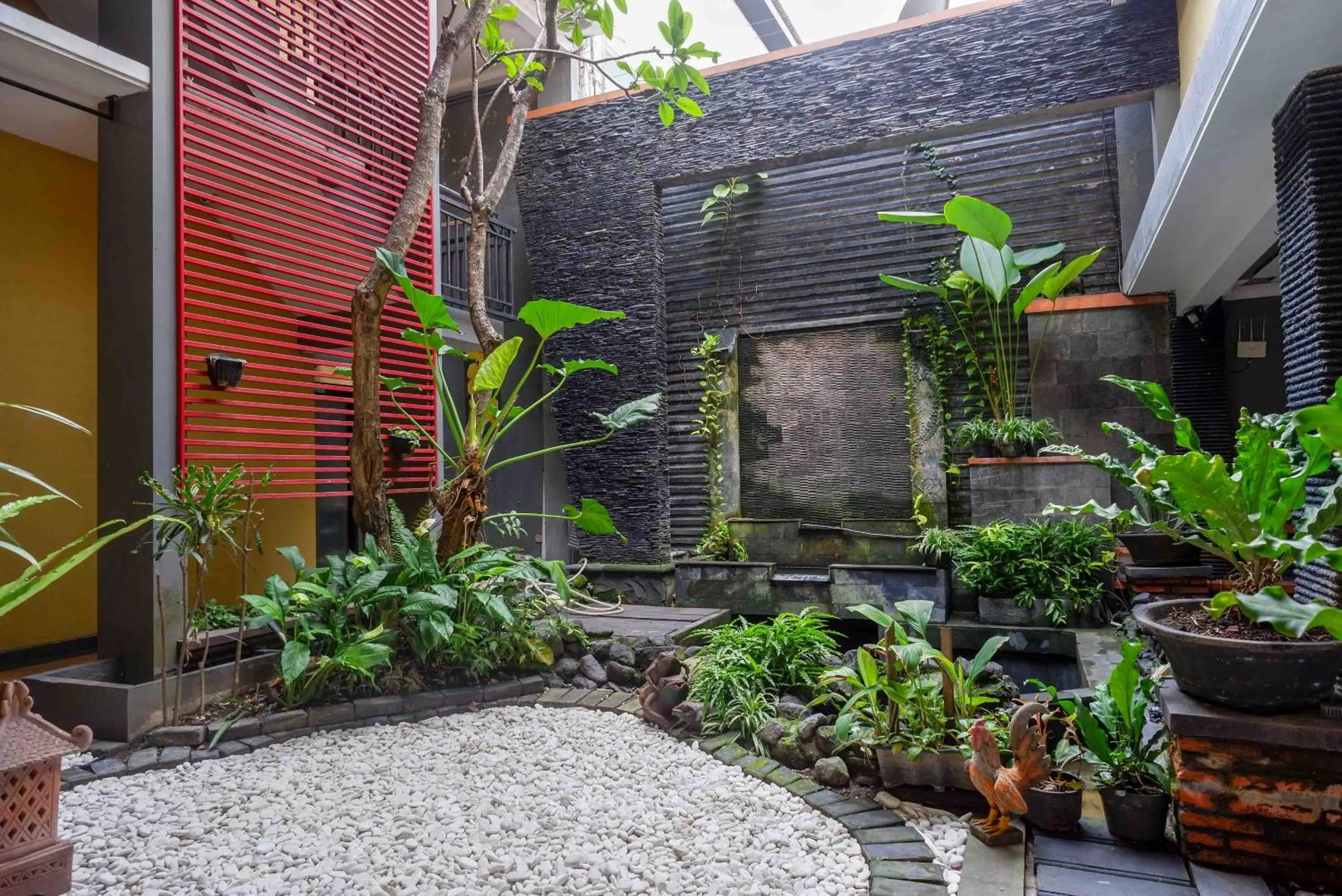 Garden in RedDoorz Plus near Amplaz Yogyakarta