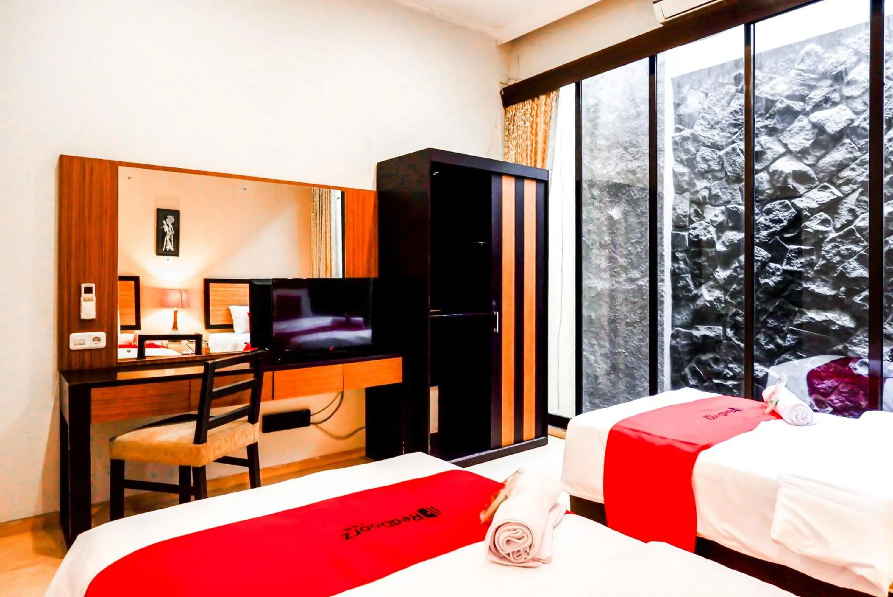 Bedroom, Bed in RedDoorz Plus near Amplaz Yogyakarta