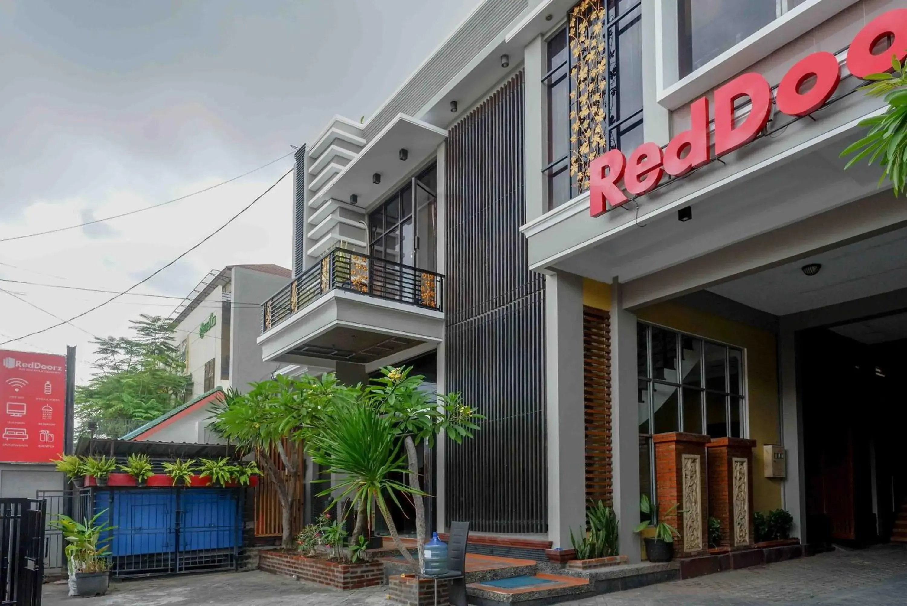 Property building in RedDoorz Plus near Amplaz Yogyakarta Property building in RedDoorz Plus near Amplaz Yogyakarta