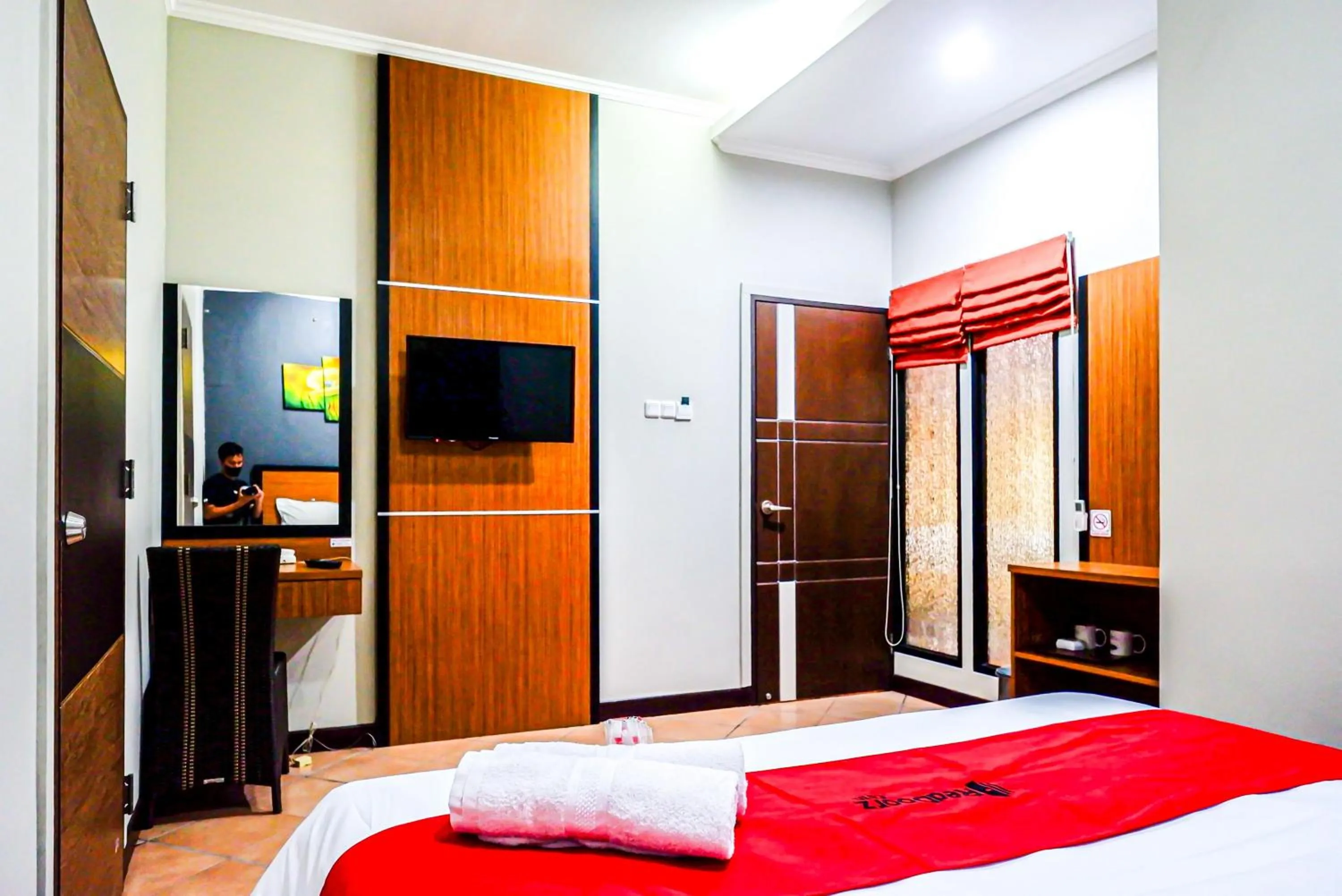 Bedroom, Bed in RedDoorz Plus near Amplaz Yogyakarta