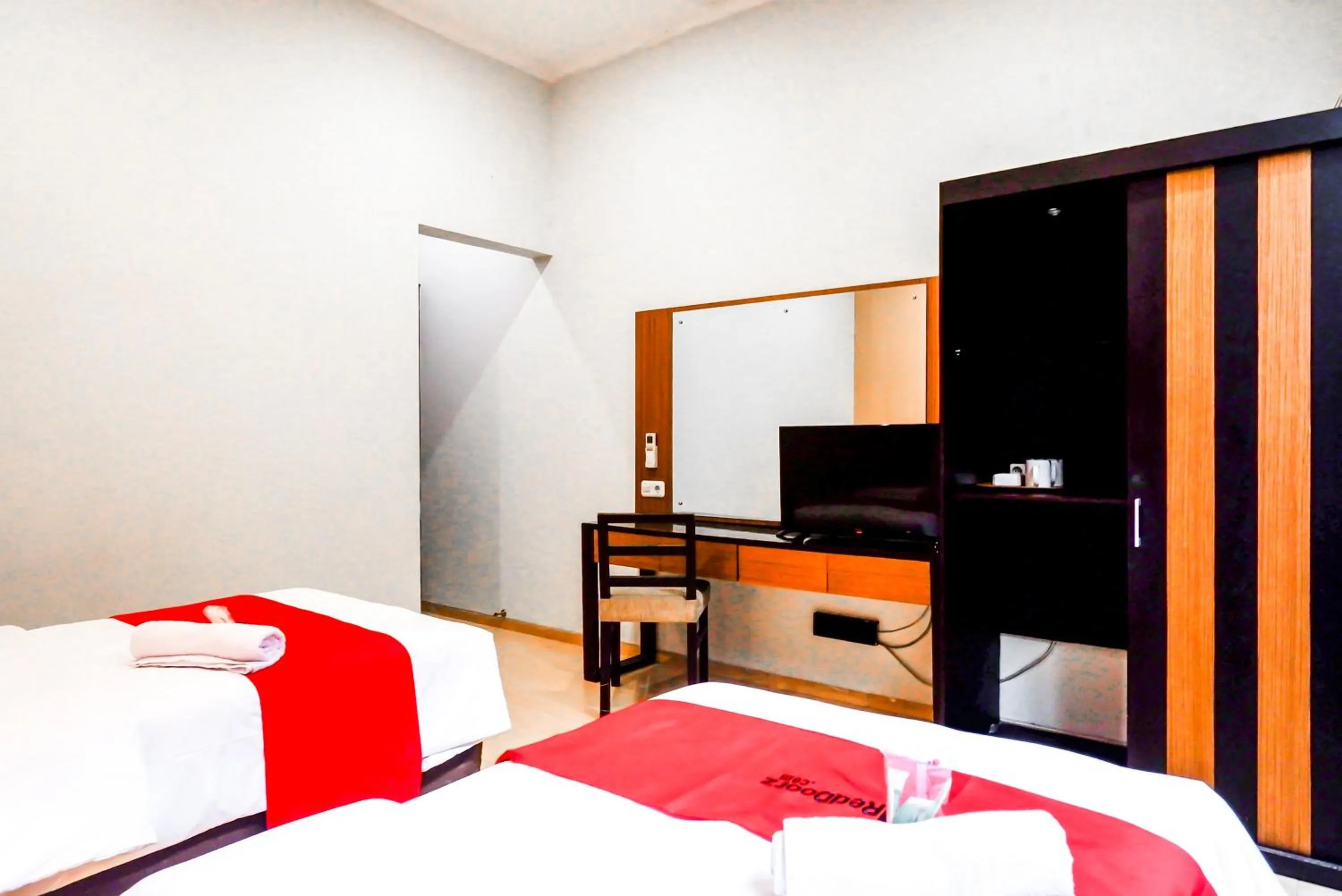 Bedroom, Bed in RedDoorz Plus near Amplaz Yogyakarta