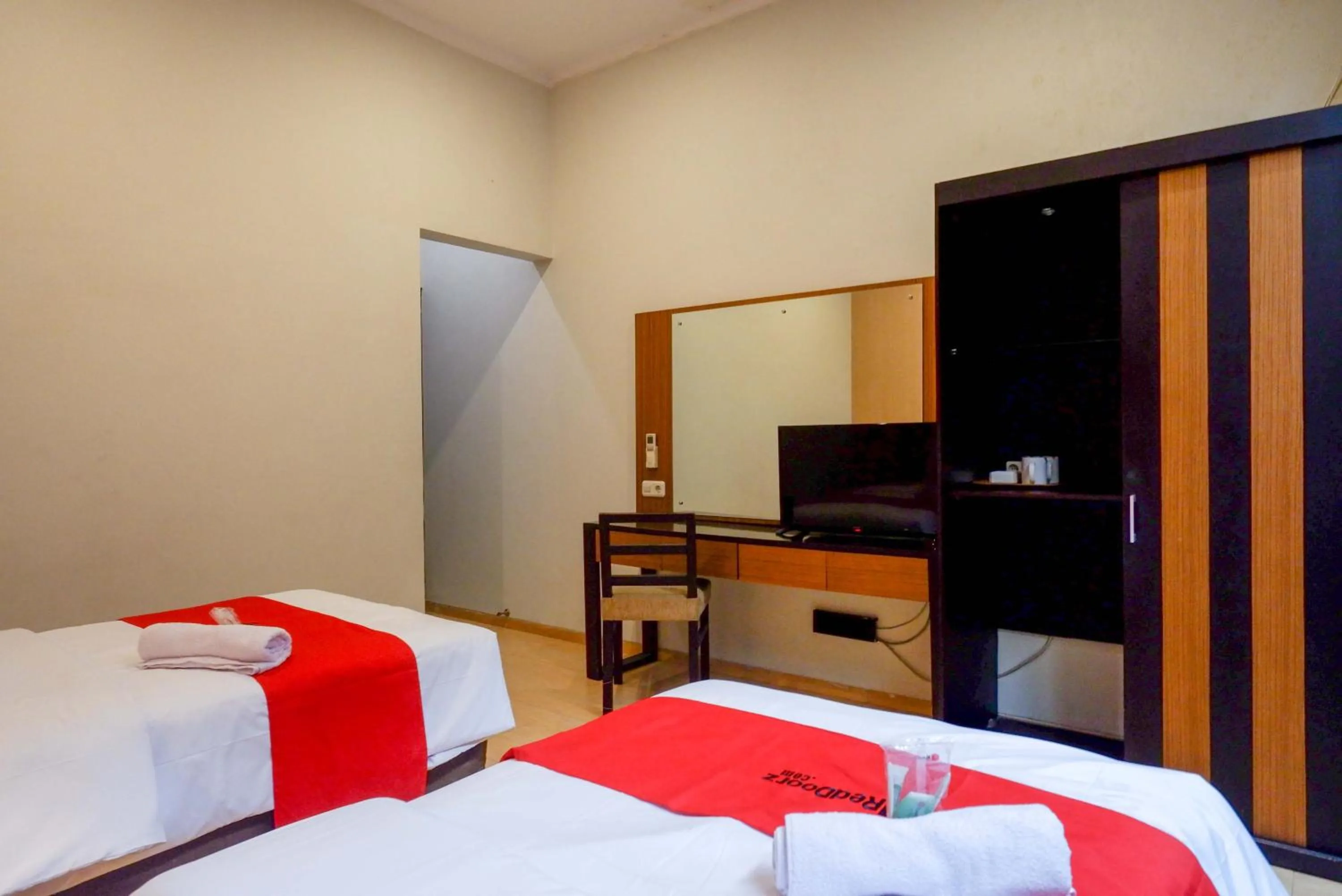 Bedroom, Bed in RedDoorz Plus near Amplaz Yogyakarta