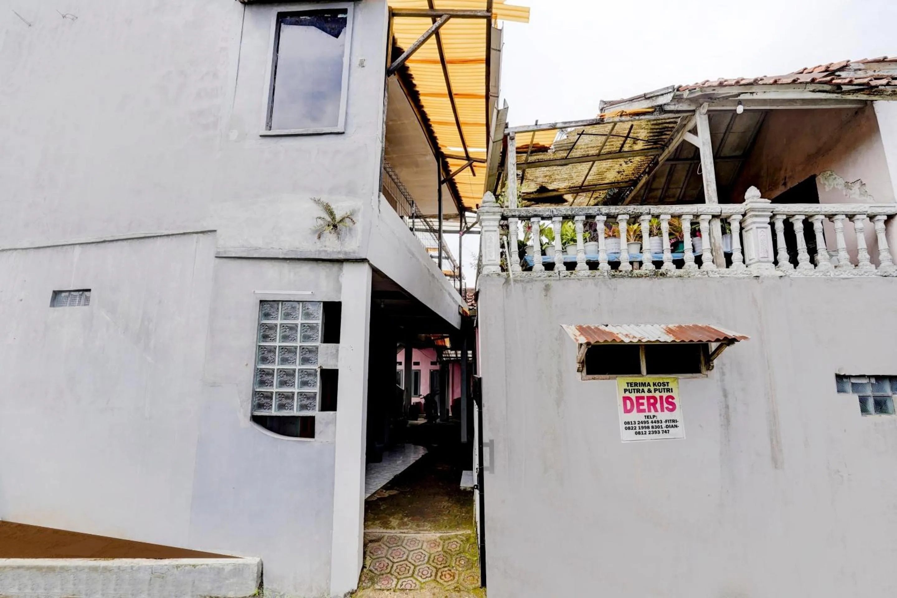 Facade/entrance in OYO Life 90701 Kost Syariah Deris