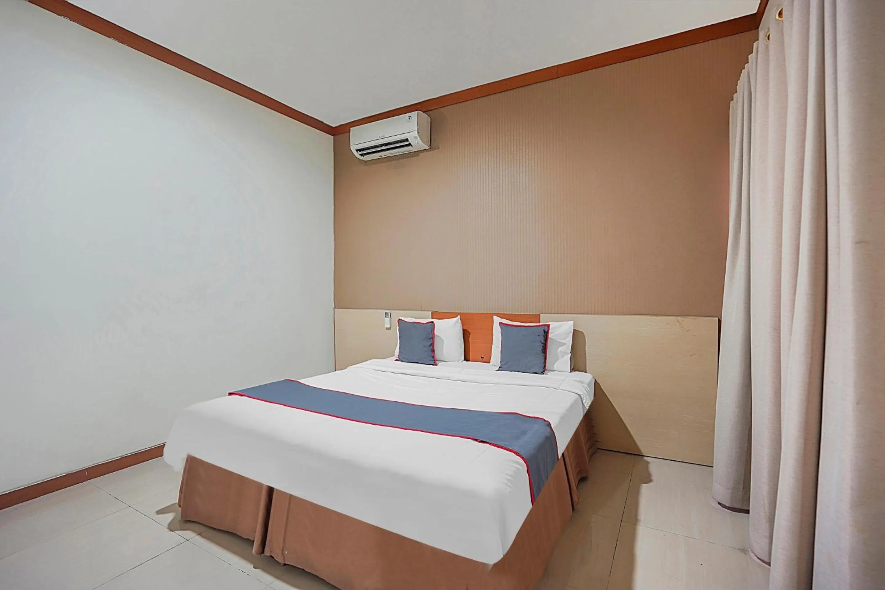 Bedroom, Bed in Collection O 90724 Hotel Sinar Sidoarjo