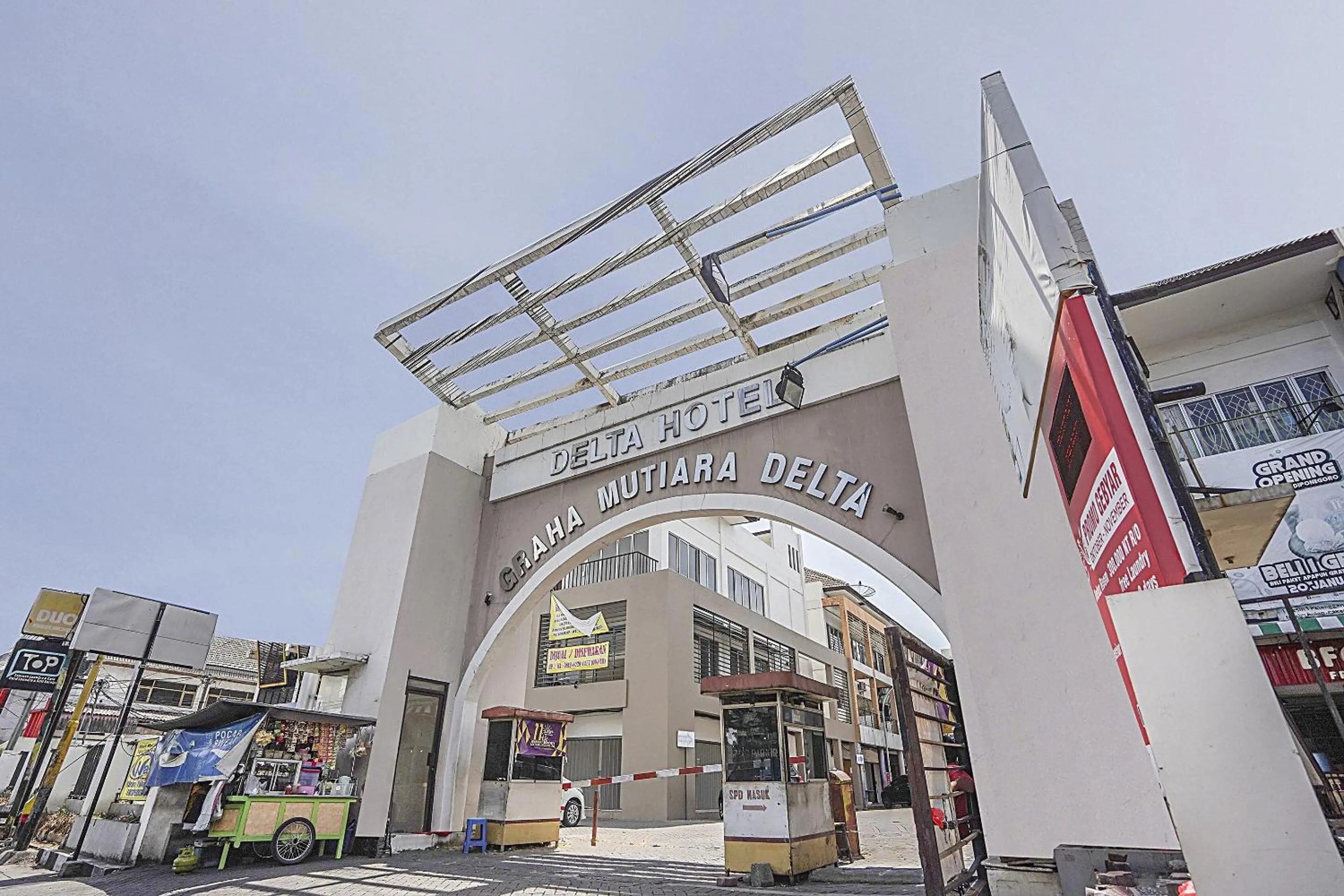 Facade/entrance in Collection O 90724 Hotel Sinar Sidoarjo