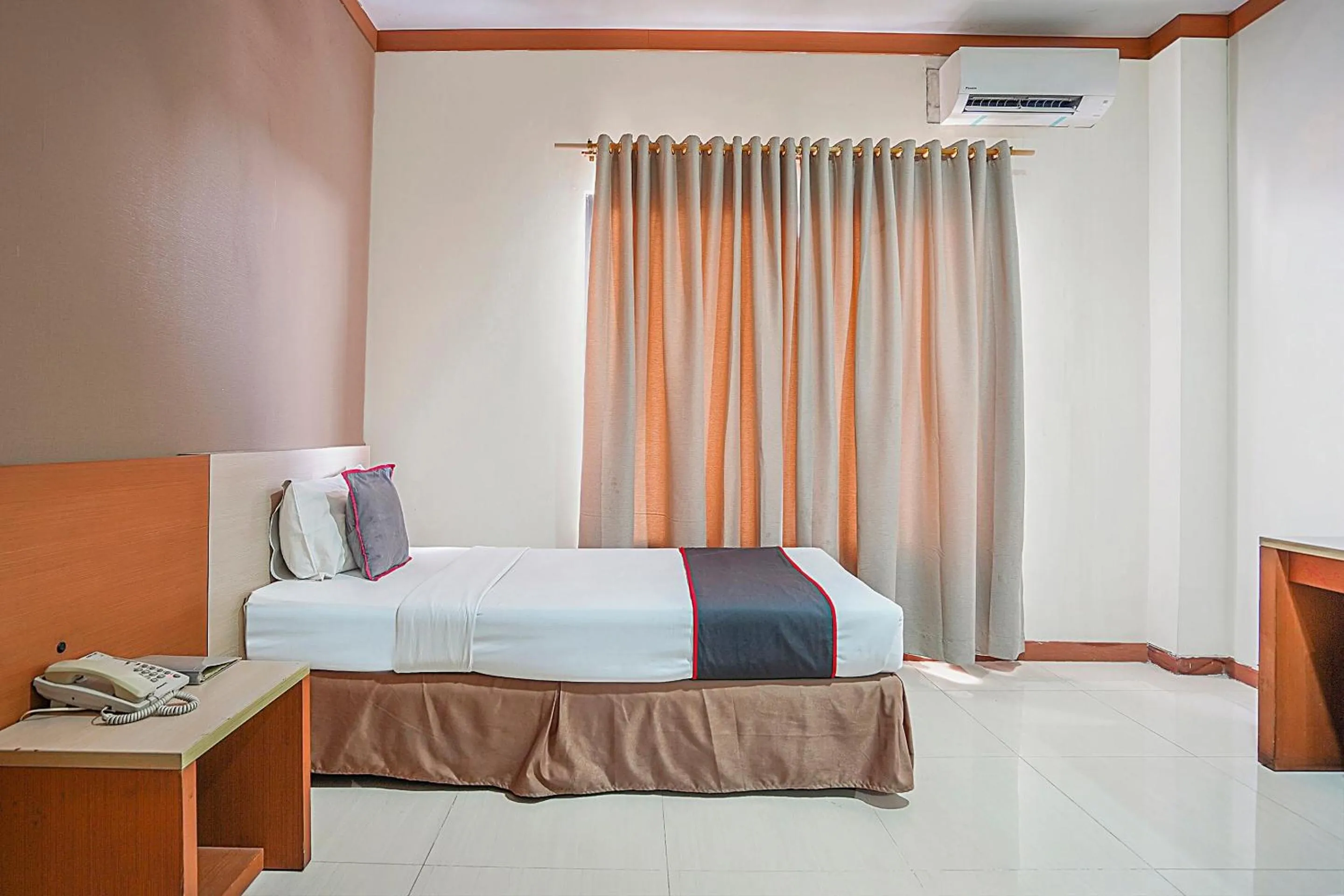 Bedroom, Bed in Collection O 90724 Hotel Sinar Sidoarjo