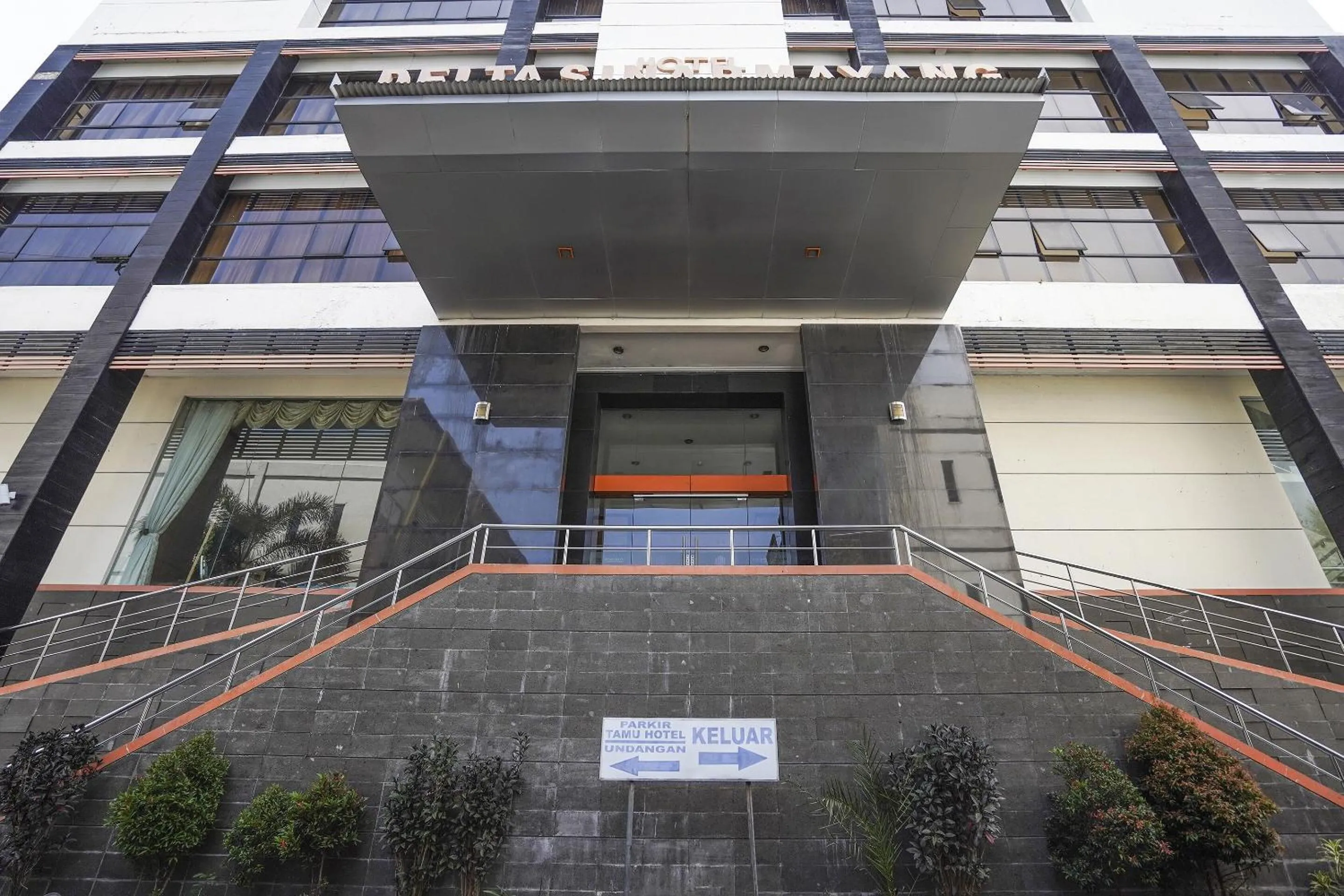 Facade/entrance in Collection O 90724 Hotel Sinar Sidoarjo