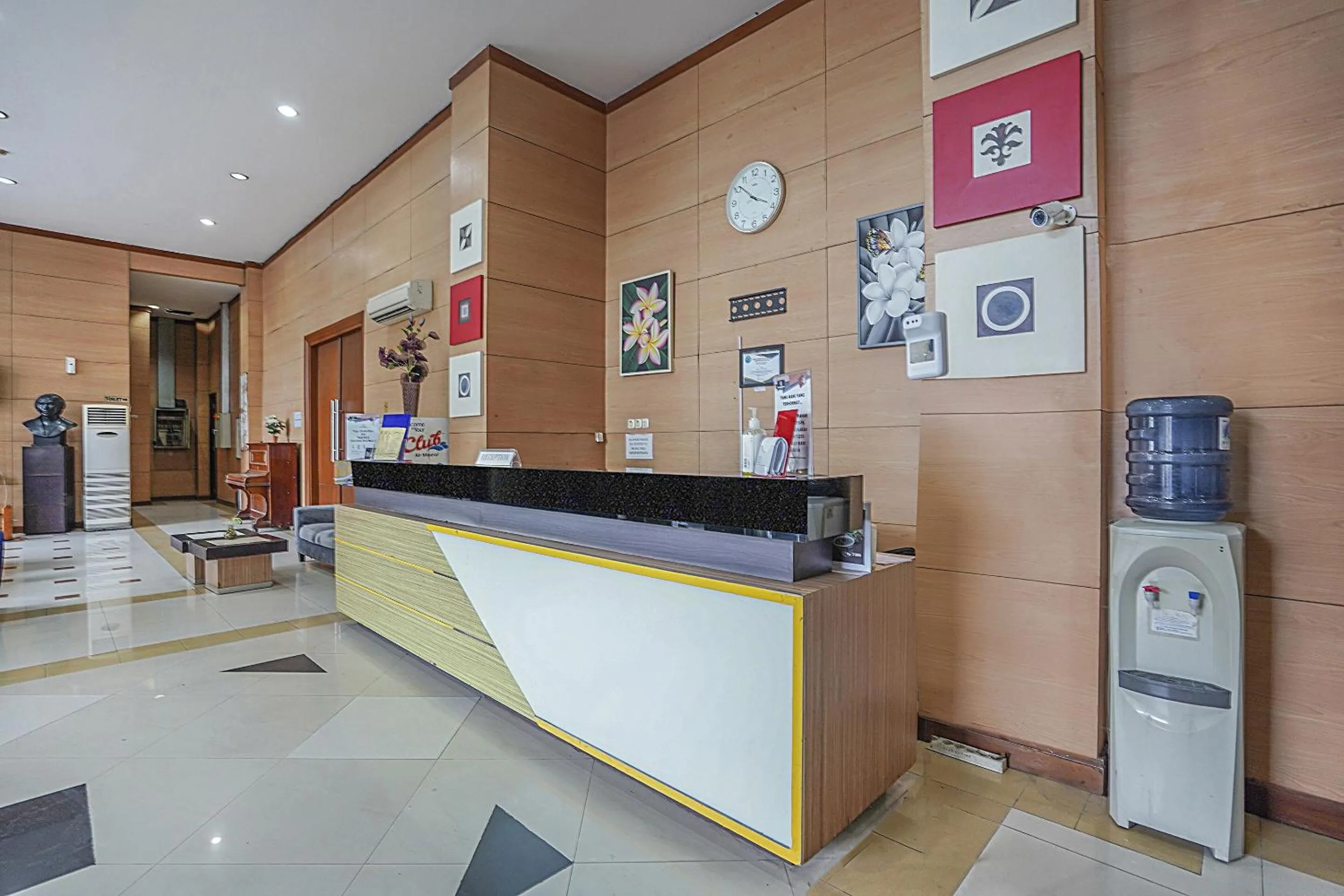 Lobby or reception in Collection O 90724 Hotel Sinar Sidoarjo