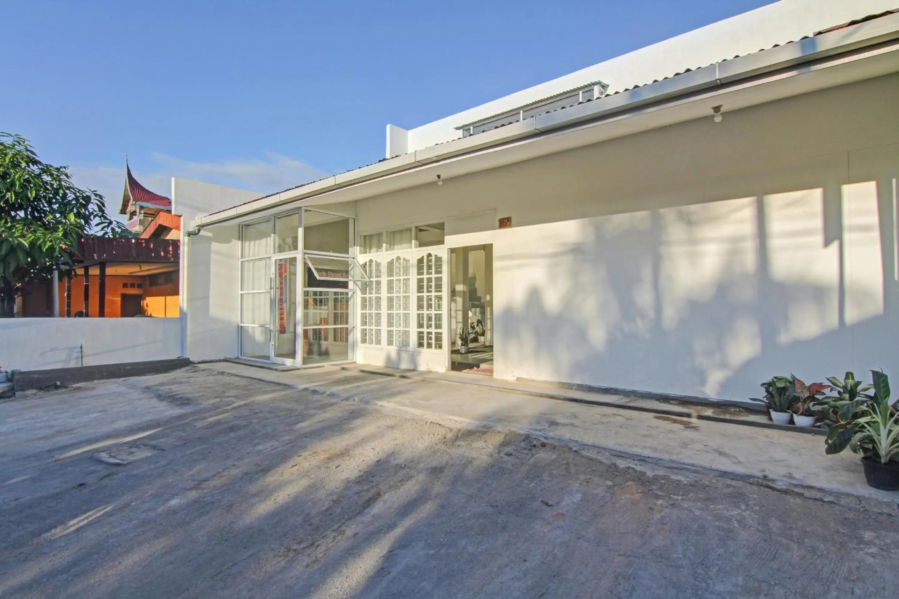 Facade/entrance in Hotel O Paris Street Residence Syariah