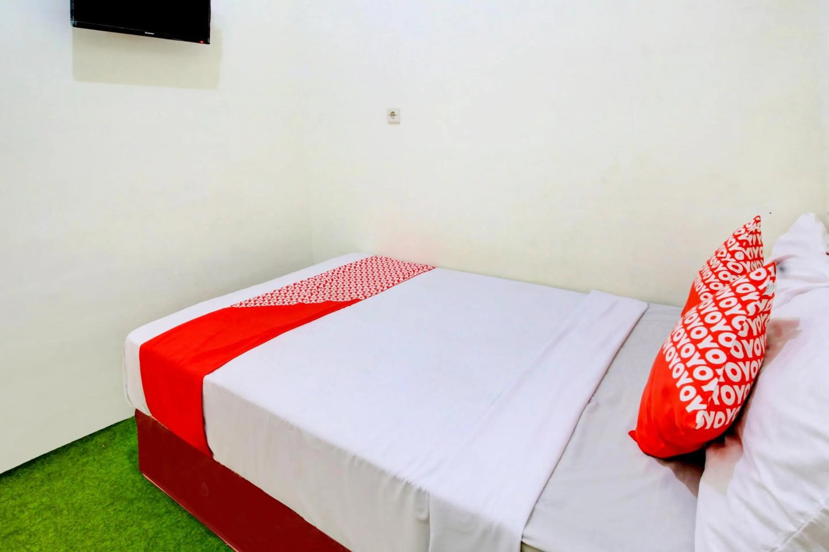 Bedroom, Bed in Hotel O Zeevanna Guest House Syariah