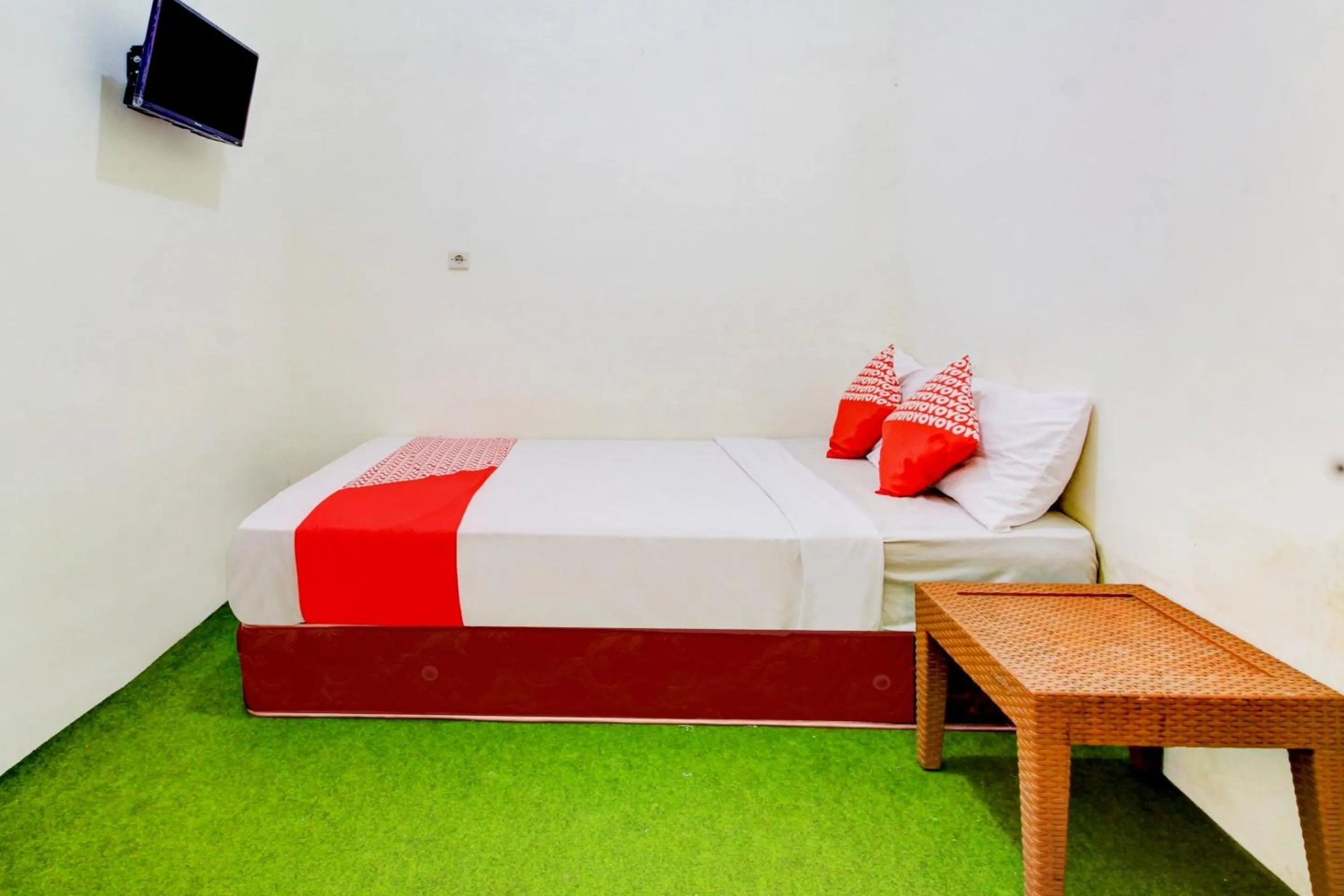 Bedroom, Bed in Hotel O Zeevanna Guest House Syariah