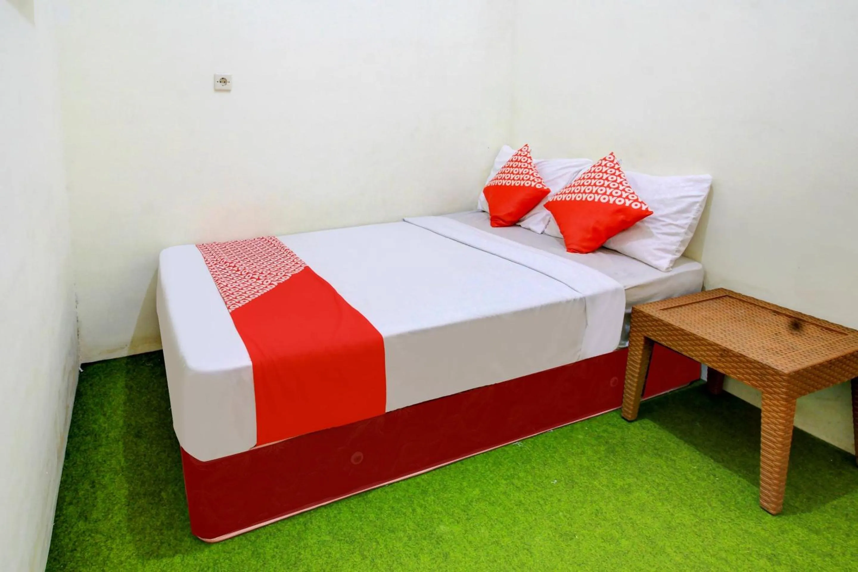 Bedroom, Bed in Hotel O Zeevanna Guest House Syariah