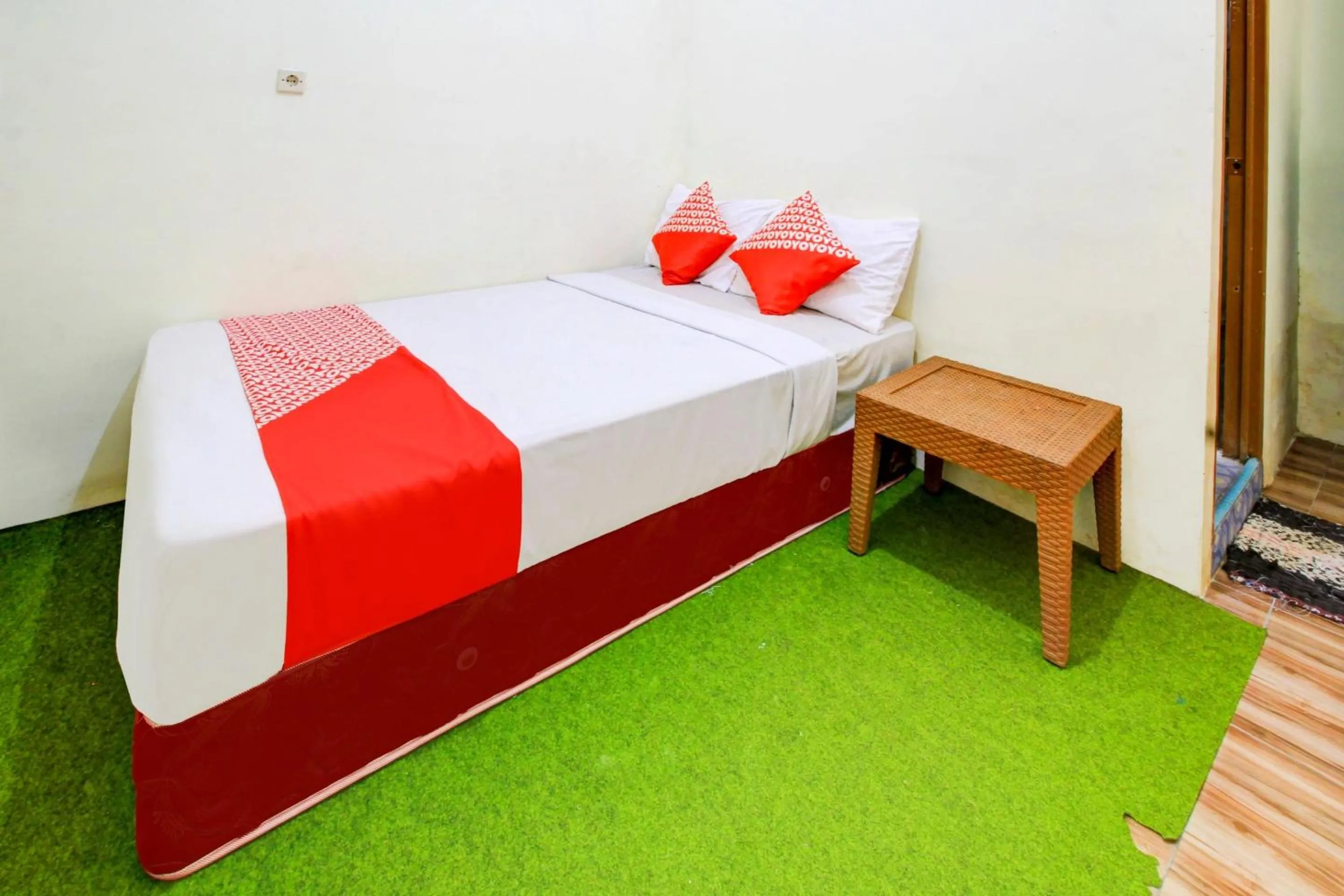 Bedroom, Bed in Hotel O Zeevanna Guest House Syariah